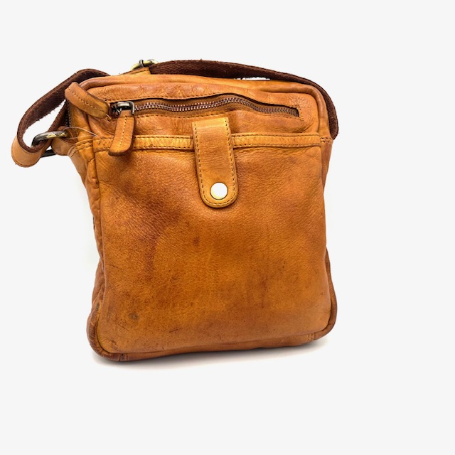 Deze OwnLabel Pento crossbody tas in cognac is voorzien van een verstelbare schouderriem, een hoofdvak met ritssluiting en een voorvak met  rits en druksluiting. De tas is gemaakt van hoogwaardig gewassen leer en heeft een luxueuze uitstraling. Draag de tas schuin over je lichaam voor een trendy en praktische look. De perfecte toevoeging aan elke outfit!

Afmetingen:
Hoogte 24cm x breed 20cm x diep 5cm