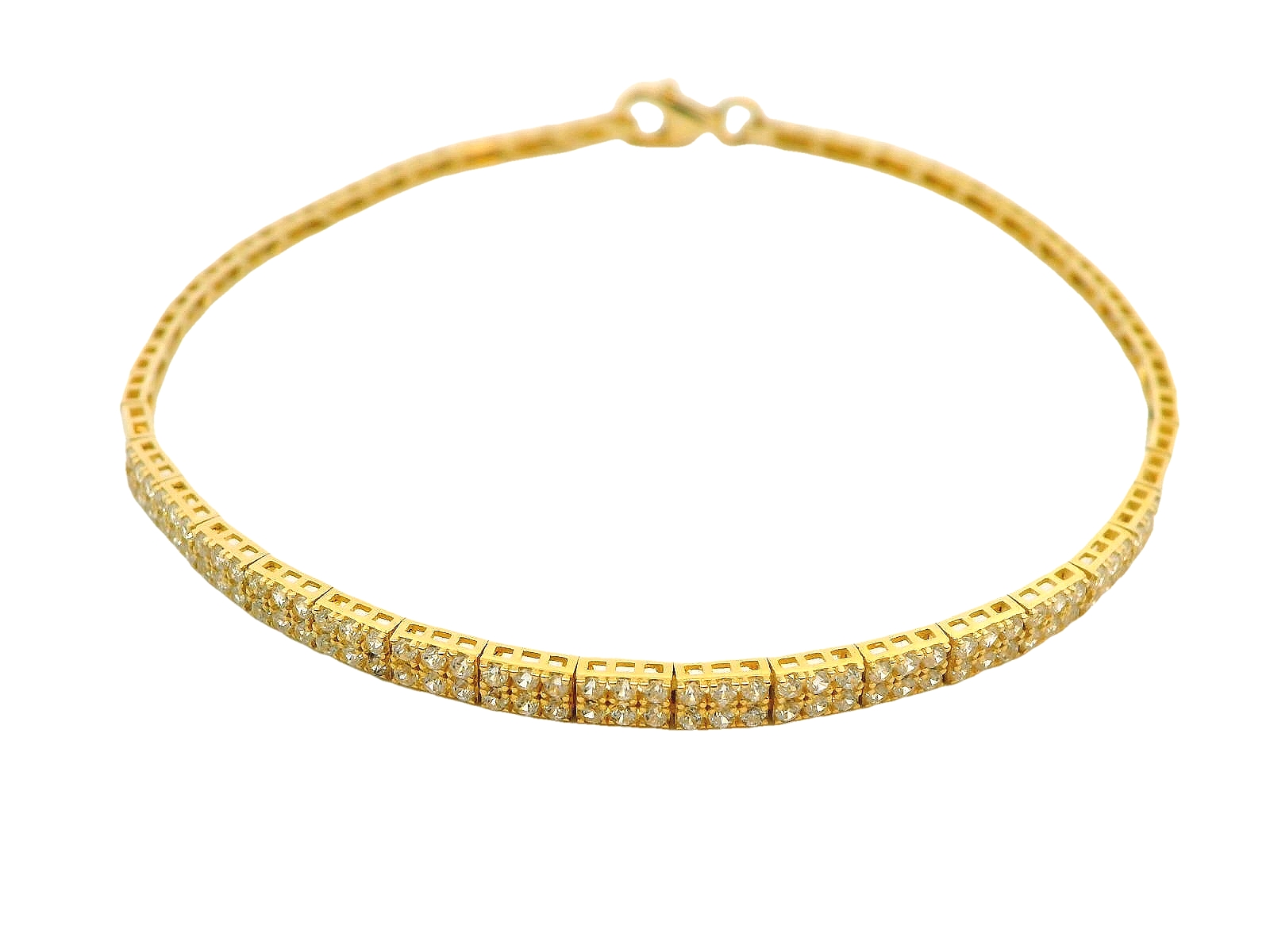 Deze armband van Louis Bros is vervaardigd uit 14 karaat geelgoud (3.84 gr.). 
Deze armband met zirkonia's straalt elegantie en verfijning uit. Het prachtige geelgoud accentueert de schittering van de fonkelende zirkonia's, die subtiel in het ontwerp zijn verwerkt. De armband heeft een speels en uniek design, waardoor het een blikvanger is bij elke outfit. Het tijdloze karakter van het geelgoud gecombineerd met de sprankelende zirkonia's maakt deze armband perfect voor elke gelegenheid, of het nu een dagelijks accessoire is of een sieraad voor speciale momenten.