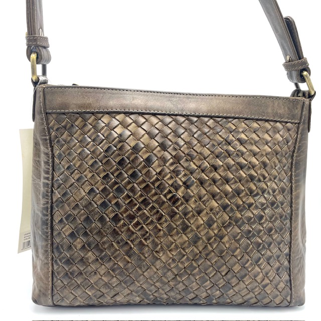 Deze OwnLabel Aria schoudertas tas in olijfgroen is voorzien van een korte afneembare schouderband, ritssluiting en meerdere vakken voor al je essentials. Draag de tas over je schouder voor een trendy look. De ideale tas voor dagelijks gebruik! Maak je outfit compleet met deze stijlvolle en praktische crossbody tas.

Achterzijde is voorzien van rits
Toprits


Afmetingen:
Hoogte 21cm x breed 27cm x diep 10cm

droplengte schouderriem 28cm