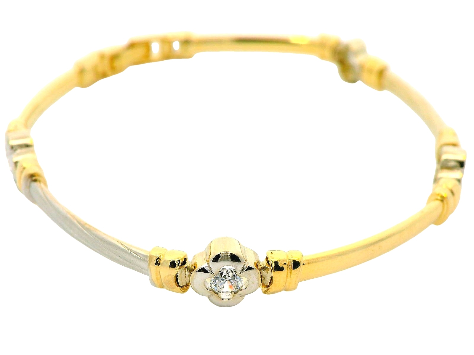 Deze armband van Louis Bros is vervaardigd uit 14 karaat bicolor (10.42 gr.). 
Deze armband is een verfijnd sieraad dat twee kleuren goud combineert, vaak witgoud en geelgoud, wat een elegante en speelse uitstraling geeft. Deze armband is versierd met delicate bloemenmotieven, die symbool staan voor schoonheid en verfijning. De bloemen zijn subtiel ingelegd met schitterende zirkonia-steentjes, die de armband een extra sprankeling geven en het geheel een luxueuze uitstraling bezorgen. Dit sieraad is perfect voor speciale gelegenheden of om een alledaagse outfit een stijlvolle touch te geven.