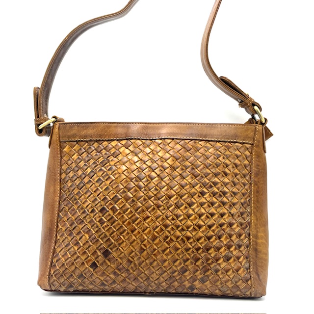 Deze OwnLabel Aria schoudertas tas in olijfgroen is voorzien van een korte afneembare schouderband, ritssluiting en meerdere vakken voor al je essentials. Draag de tas over je schouder voor een trendy look. De ideale tas voor dagelijks gebruik! Maak je outfit compleet met deze stijlvolle en praktische crossbody tas.

Achterzijde is voorzien van rits
Toprits


Afmetingen:
Hoogte 21cm x breed 27cm x diep 10cm

droplengte schouderriem 28cm