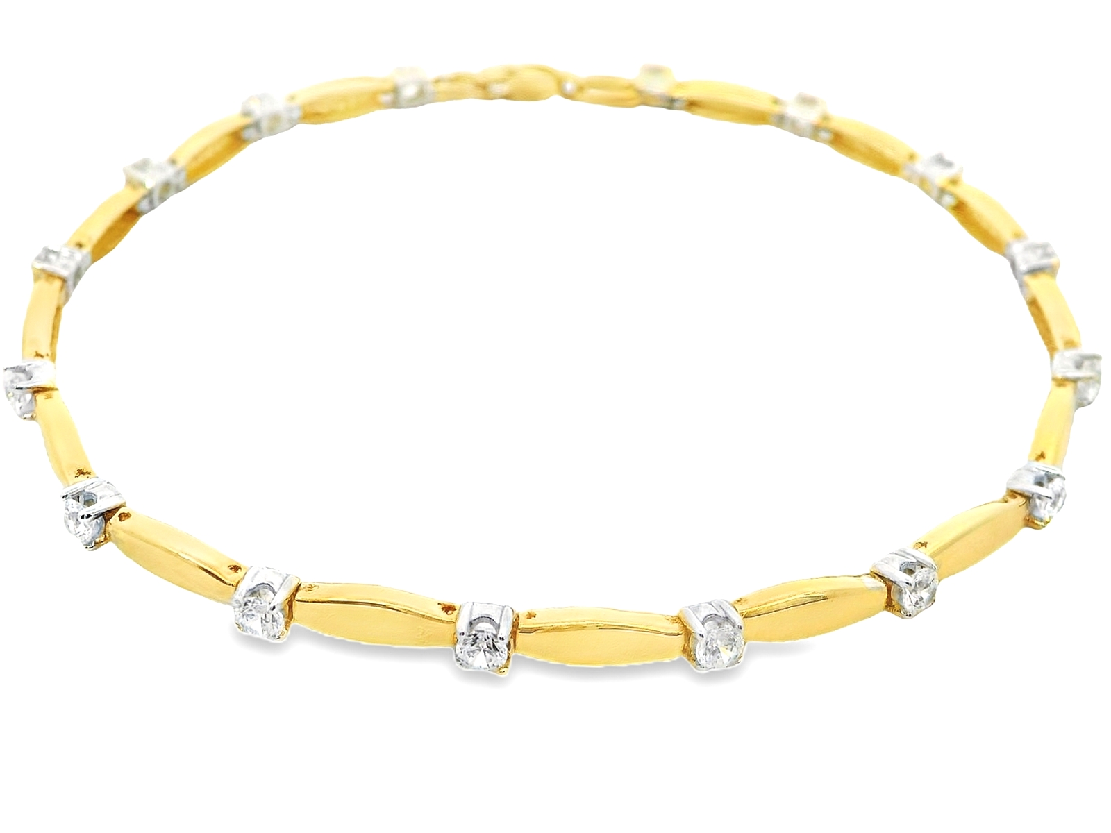 Deze armband van Louis Bros is vervaardigd uit 14 karaat bicolor (8.48 gr.). 
Deze elegant armband combineert het warme geelgoud met het tijdloze witgoud, wat zorgt voor een stijlvolle en veelzijdige uitstraling. De subtiele vormgeving wordt verrijkt met fonkelende zirkonia-steentjes, die een luxueuze glans toevoegen aan het ontwerp. Deze verfijnde armband is het perfecte accessoire voor wie op zoek is naar een tijdloos en chic sieraad dat elke outfit compleet maakt, of het nu voor een speciale gelegenheid is of een alledaagse look een vleugje glamour geeft.
