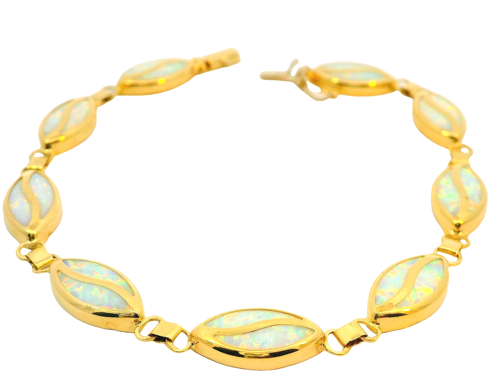 Deze armband van Louis Bros is vervaardigd uit 14 karaat geelgoud (10.00 gr.). 
Deze armband met synthetisch opaal straalt elegantie en verfijning uit. Het warme geelgoud vormt een prachtige combinatie met de betoverende kleuren van synthetisch opaal, dat met zijn speelse schakeringen van blauw, groen en roze een magisch effect geeft. Dit sieraad is perfect voor wie houdt van een uniek en opvallend ontwerp dat elke look een vleugje luxe en kleur geeft.