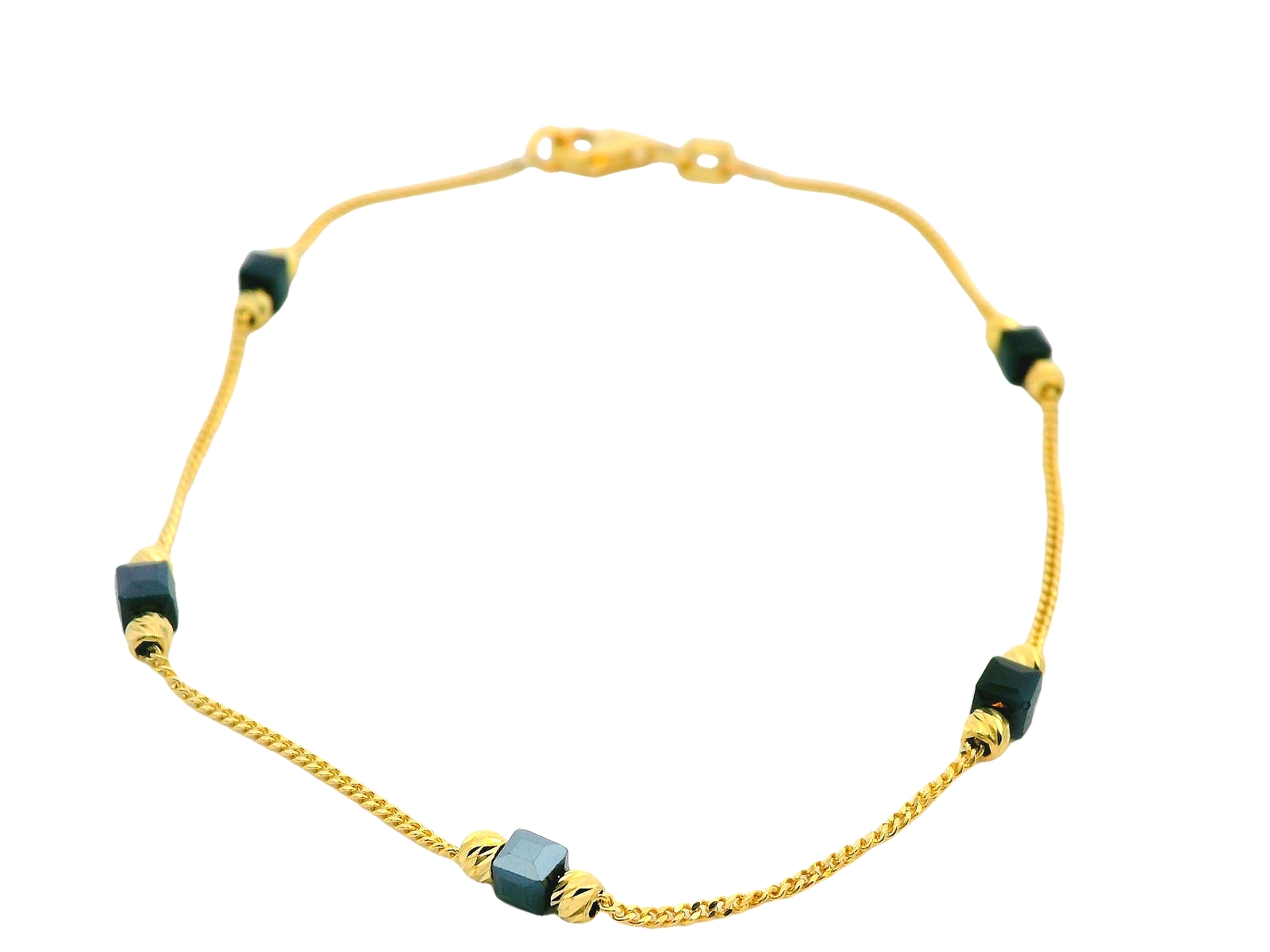 Deze armband van Louis Bros is vervaardigd uit 14 karaat geelgoud (1.72 gr.). 
Deze subtiele armband combineert verfijning met een moderne twist. De fijne gouden band is versierd met elegante zwarte steentjes, die een stijlvol contrast creëren en het sieraad een mysterieuze en chique uitstraling geven. Het minimalistische ontwerp maakt het perfect voor dagelijks gebruik, terwijl de zwarte steentjes zorgen voor een eigentijdse en veelzijdige touch. Een prachtig accessoire dat elke outfit subtiel verrijkt.