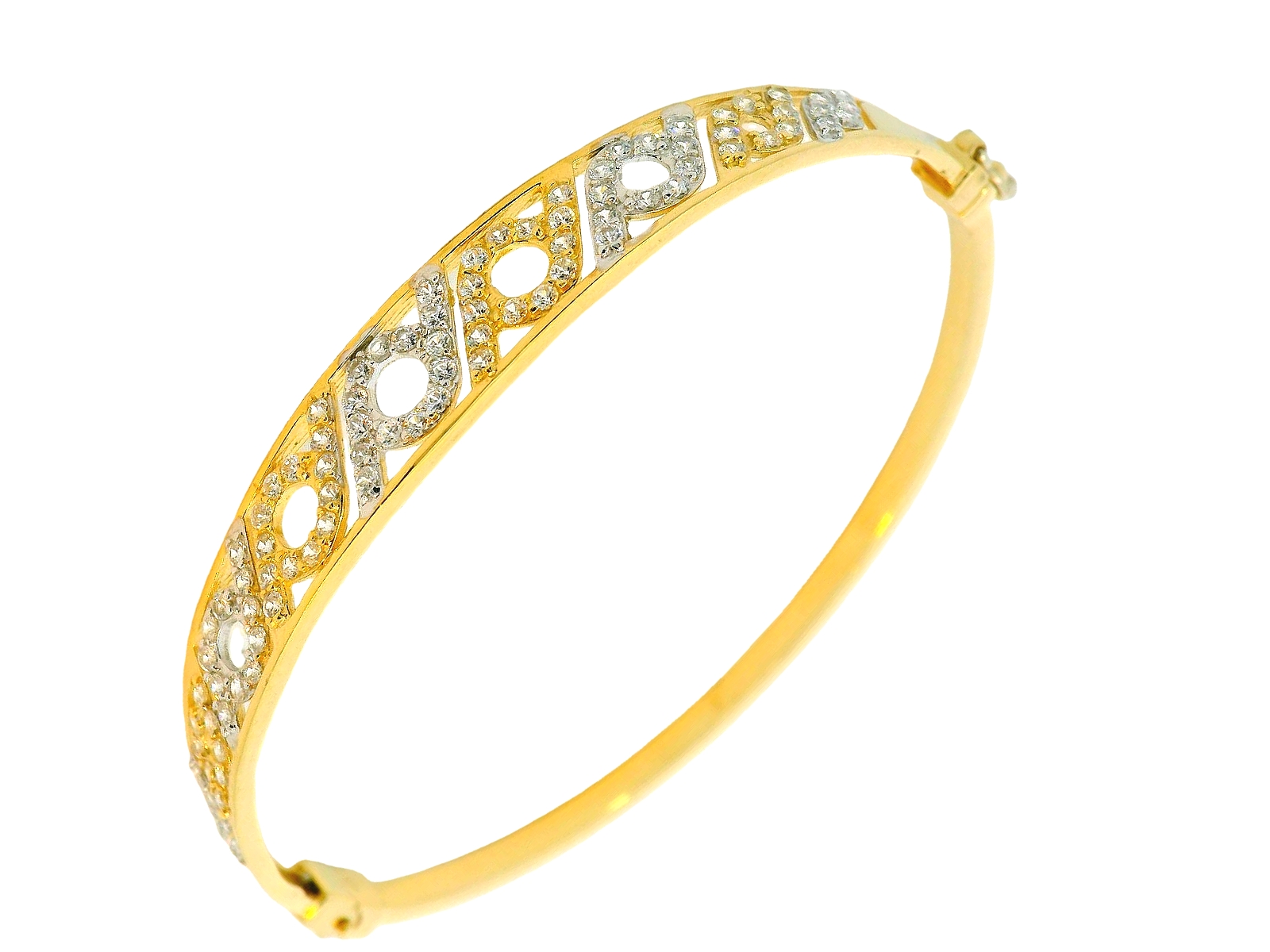 Deze armband van Louis Bros is vervaardigd uit 14 karaat bicolor (8.95 gr.). 
Deze bangle met zirkonia's en een fantasie design combineert elegantie met een moderne twist. Deze armband bestaat uit twee verschillende goudkleuren, meestal wit- en geelgoud, wat een prachtig contrast geeft. Het fantasieontwerp voegt een speels en uniek karakter toe, terwijl de zirkonia's voor een subtiele schittering zorgen die de bangle extra laat opvallen. Deze combinatie van klassieke materialen met een eigentijds ontwerp maakt de bicolor gouden bangle een veelzijdig en stijlvol sieraad, geschikt voor elke gelegenheid.
