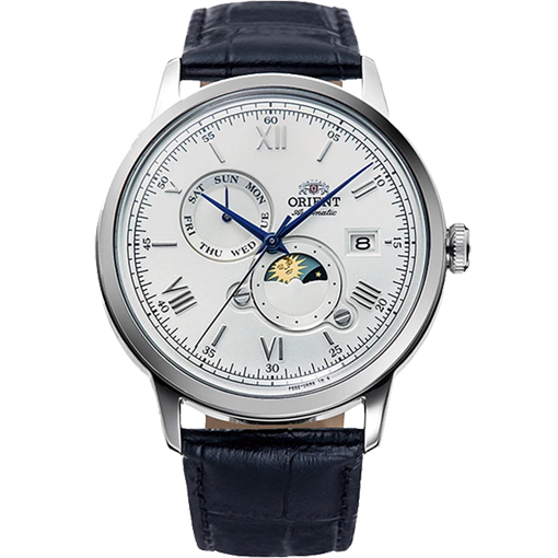 Het Orient Herenhorloge, modelnummer RA-AK0802S10B, heeft een zwarte lederen band en een zilverkleurige roestvrijstalen kast van 41,5 mm. Het horloge heeft een ronde kast, een crèmekleurige wijzerplaat met strepen en Romeinse cijfers, en mineraalglas. Met de waterbestendigheid tot 5 ATM en datumfunctie is het ideaal voor dagelijks gebruik. Draag het casual of zakelijk voor een tijdloze look.