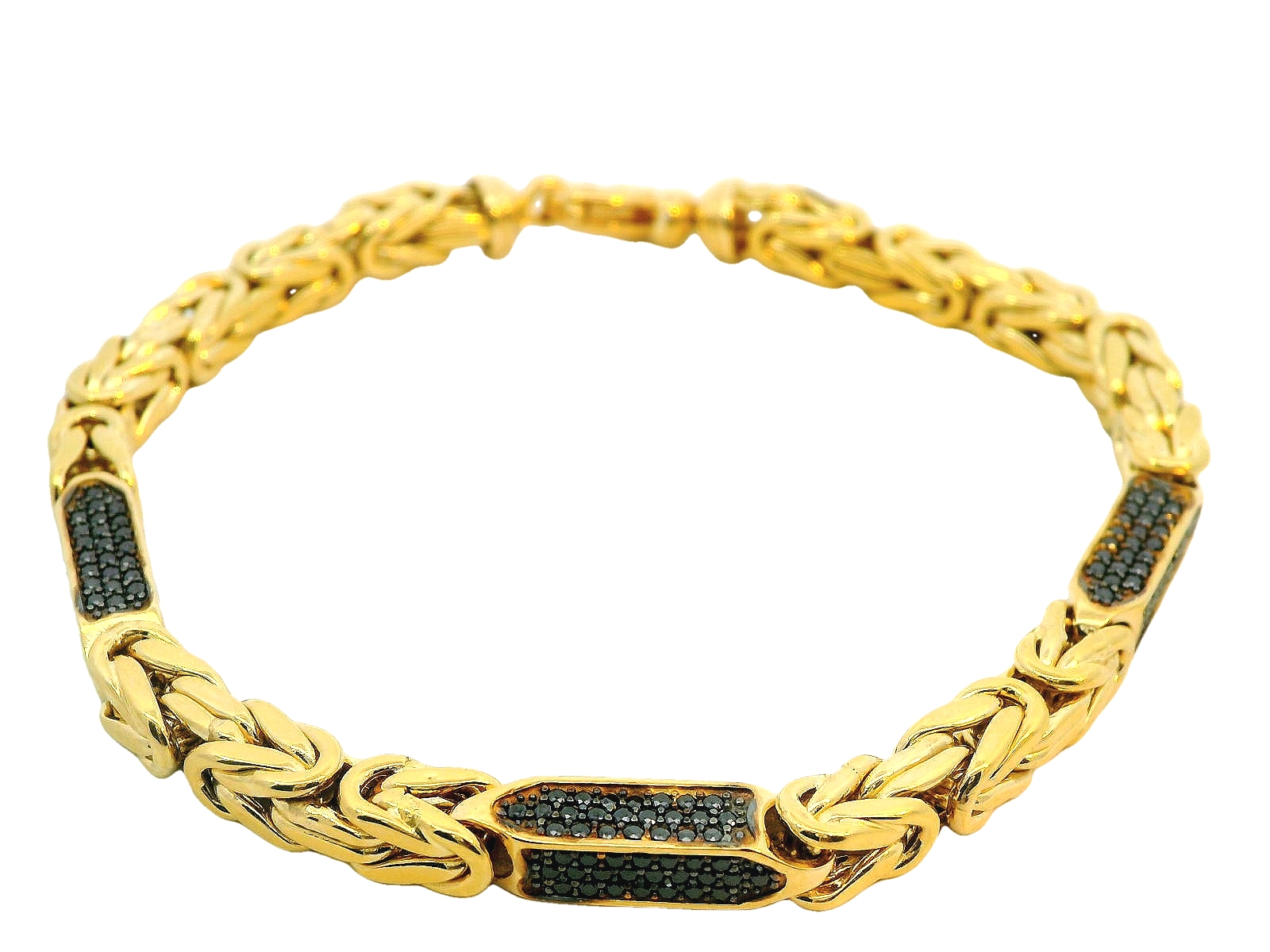 Deze armband van Louis Bros is vervaardigd uit 14k geelgoud (16.16 gr).
Deze koningsschakel armband van geelgoud straalt klassieke elegantie en vakmanschap uit. Deze armband is vervaardigd uit stevig 14-karaats geelgoud en bestaat uit de iconische, gedetailleerde koningsschakelstructuur, die bekend staat om zijn kracht en verfijnde ontwerp. De zware zirkonia’s, strategisch geplaatst in de schakels, voegen een vleugje schittering toe, waardoor de armband een luxueuze uitstraling krijgt. Dit sieraad is perfect voor mensen die houden van een tijdloos design met een moderne, glanzende twist.