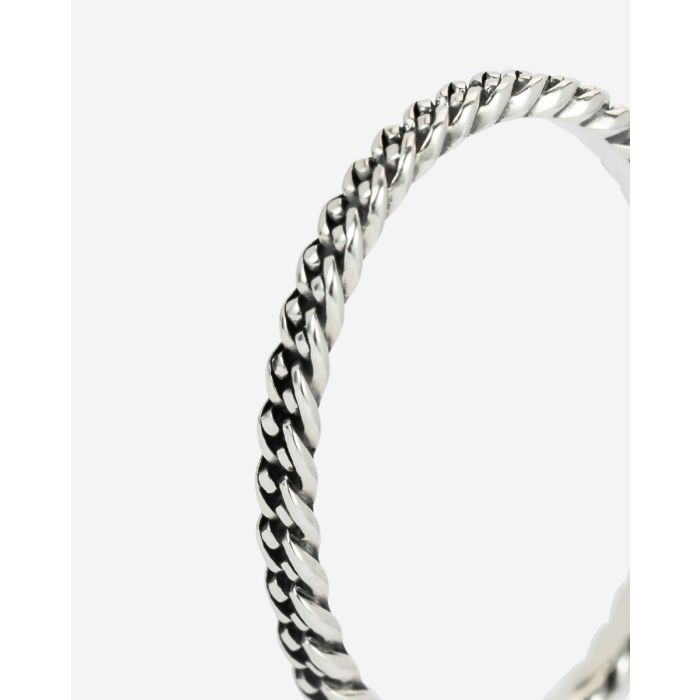 Onze nieuwe stacking collectie ontsluit oneindige mogelijkheden door je in staat te stellen verschillende stukken op elkaar te stapelen om je eigen verhaal te verzamelen. Vier elke mijlpaal met een ander stuk. Met onze nieuwe stacking collectie nodigen we je uit om op een reis van zelfexpressie te gaan. De Nathalie Stacking Ring is ontworpen in Amsterdam en ethisch verkregen uit 100% gerecycled zilver in Zuidoost-Azië. Wij geloven dat je alle dingen in het leven moet vieren; geloof jij dat ook?