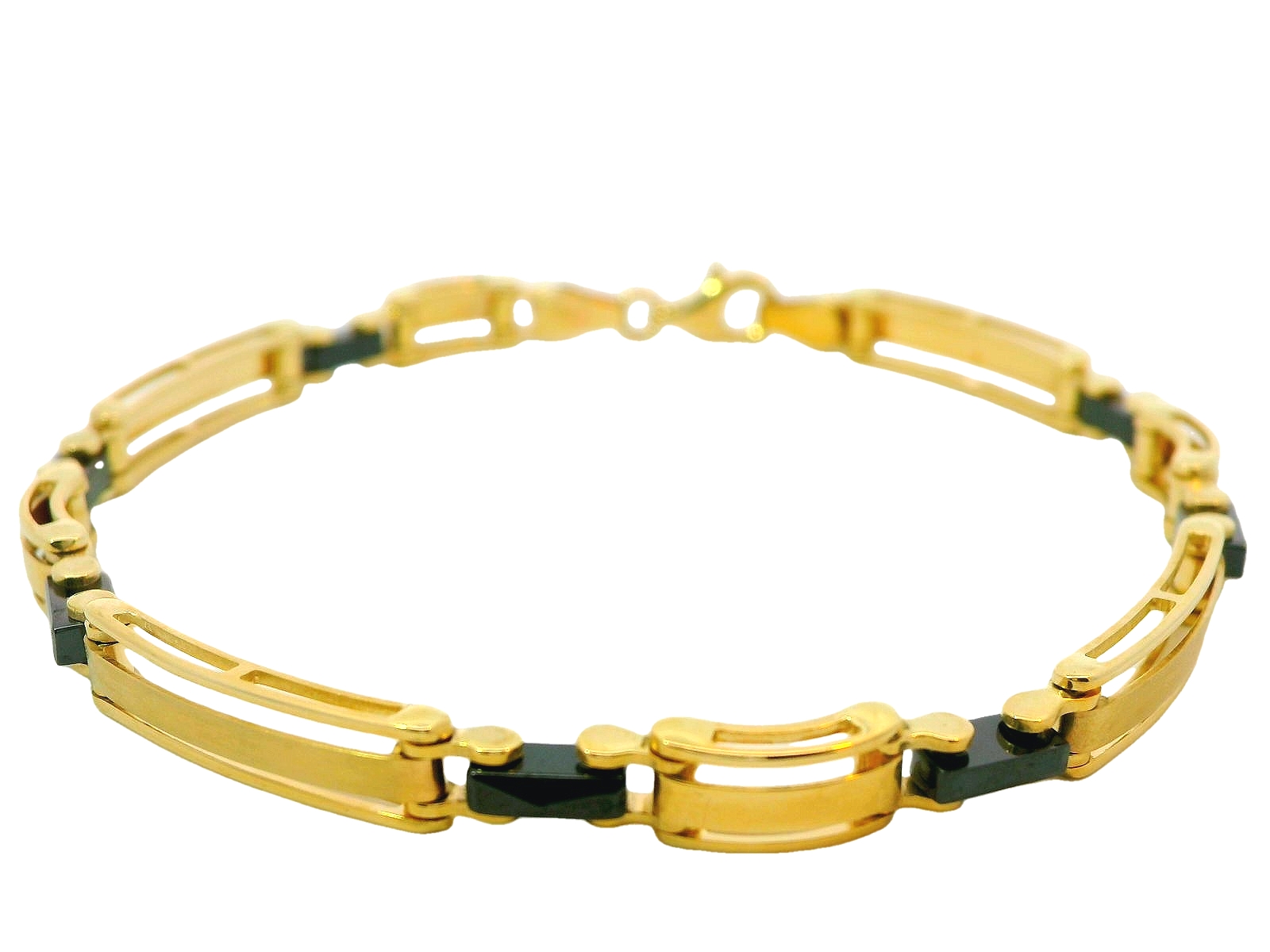 Deze armband van Louis Bros is vervaardigd uit 14 karaat geelgoud (9.10 gr.).  
Deze stijlvolle geelgouden armband voor heren is verrijkt met zwarte keramieke accenten, wat een krachtig en modern contrast creëert. Het robuuste ontwerp combineert de luxe uitstraling van goud met de stoere, eigentijdse look van keramiek. Perfect voor de man die houdt van verfijnde accessoires met een unieke twist. Deze armband is een statement piece dat zowel kracht als elegantie uitstraalt, ideaal voor zowel dagelijks gebruik als speciale gelegenheden.