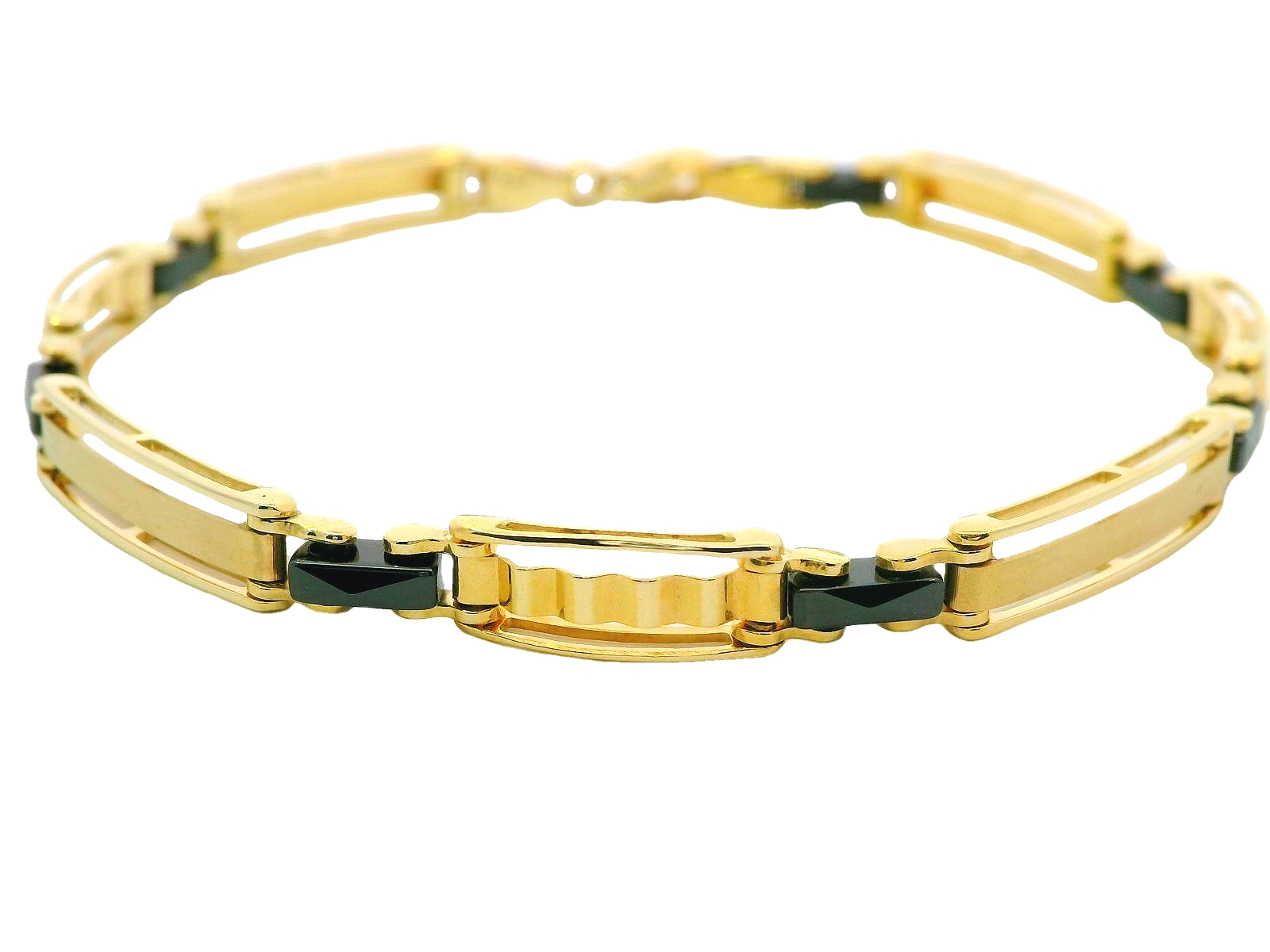 Deze armband van Louis Bros is vervaardigd uit 14 karaat geelgoud (8.44 gr.).  
Deze stijlvolle geelgouden armband voor heren is verrijkt met zwarte keramieke accenten, wat een krachtig en modern contrast creëert. Het robuuste ontwerp combineert de luxe uitstraling van goud met de stoere, eigentijdse look van keramiek. Perfect voor de man die houdt van verfijnde accessoires met een unieke twist. Deze armband is een statement piece dat zowel kracht als elegantie uitstraalt, ideaal voor zowel dagelijks gebruik als speciale gelegenheden.