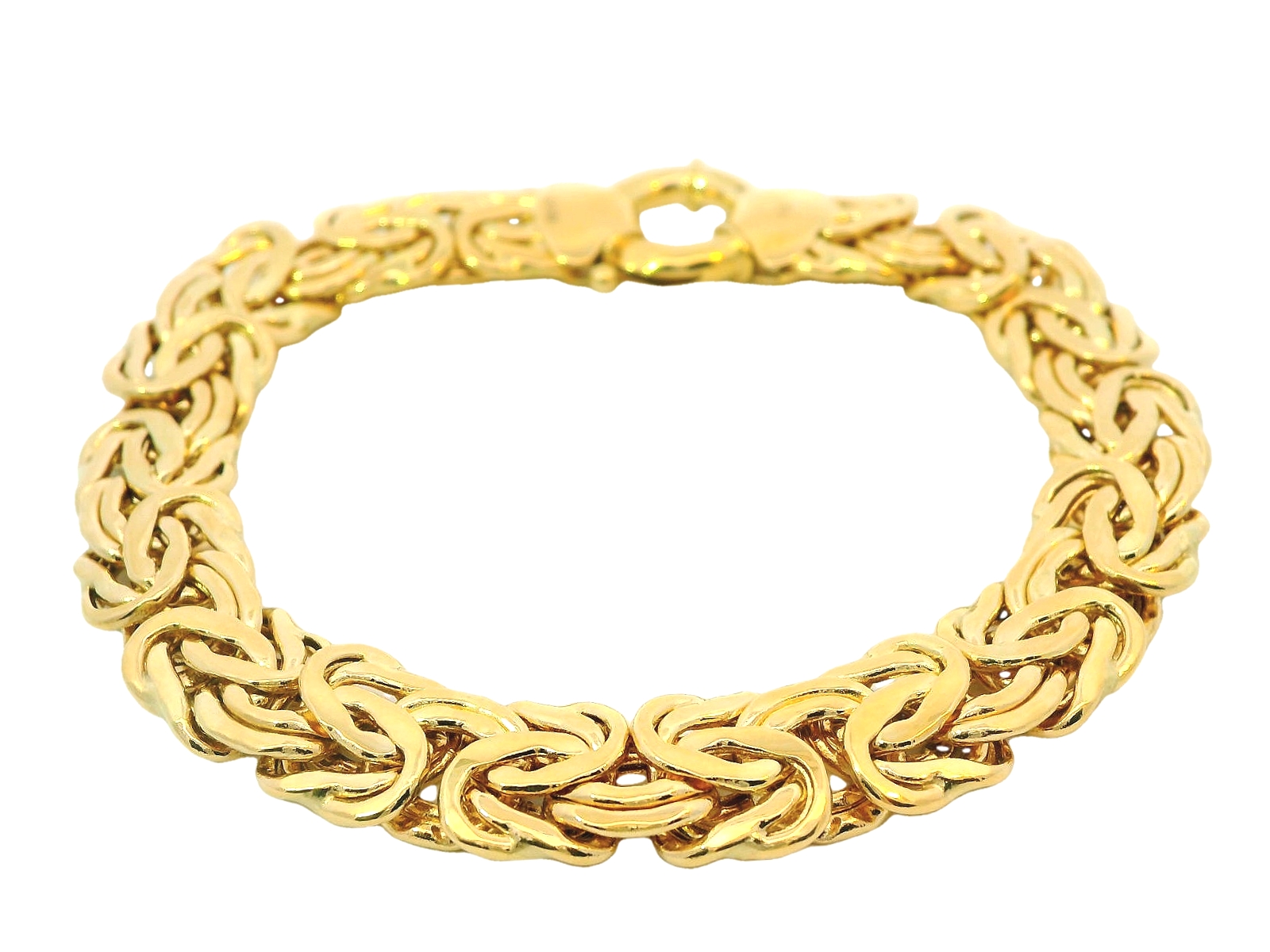 Deze armband van Louis Bros is vervaardigd uit 14k geelgoud (11.02 gr). 
Deze luxe herenarmband is uitgevoerd in een platte koningsschakel, een tijdloos ontwerp dat kracht en verfijning combineert. De stevige schakels zijn nauwkeurig met elkaar verweven, wat zorgt voor een robuuste en elegante uitstraling. De platte koningsschakel staat bekend om zijn rijke textuur en gedetailleerde afwerking, waardoor deze armband een echte eyecatcher is. Perfect voor de man die een klassiek en stijlvol sieraad zoekt dat moeiteloos elke look naar een hoger niveau tilt.