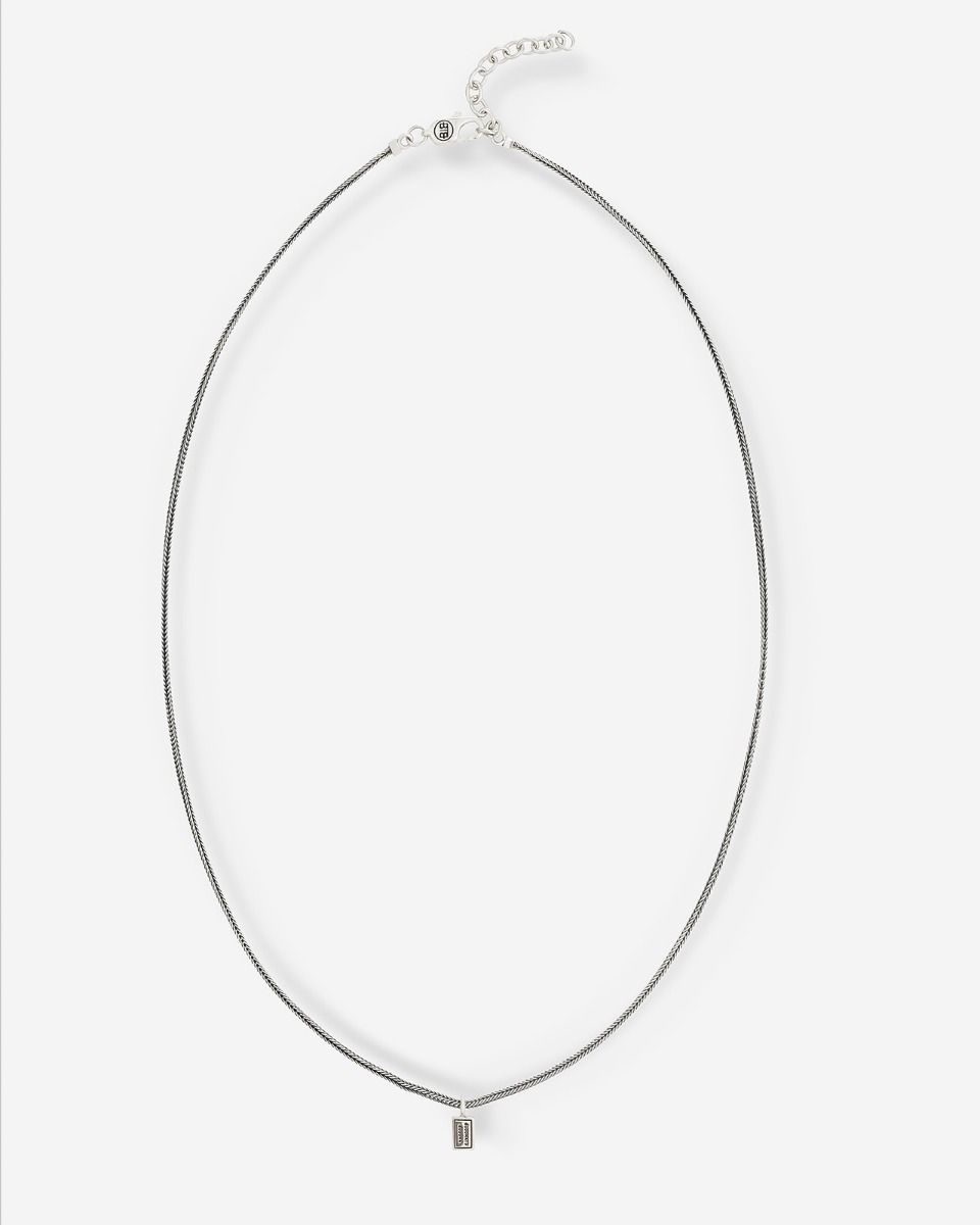 Buddha to Buddha staat voor unieke, handgemaakte sieraden met een tijdloze, robuuste uitstraling. De sieraden, zoals ringen, armbanden en kettingen, zijn herkenbaar aan hun gevlochten en karakteristieke designs.