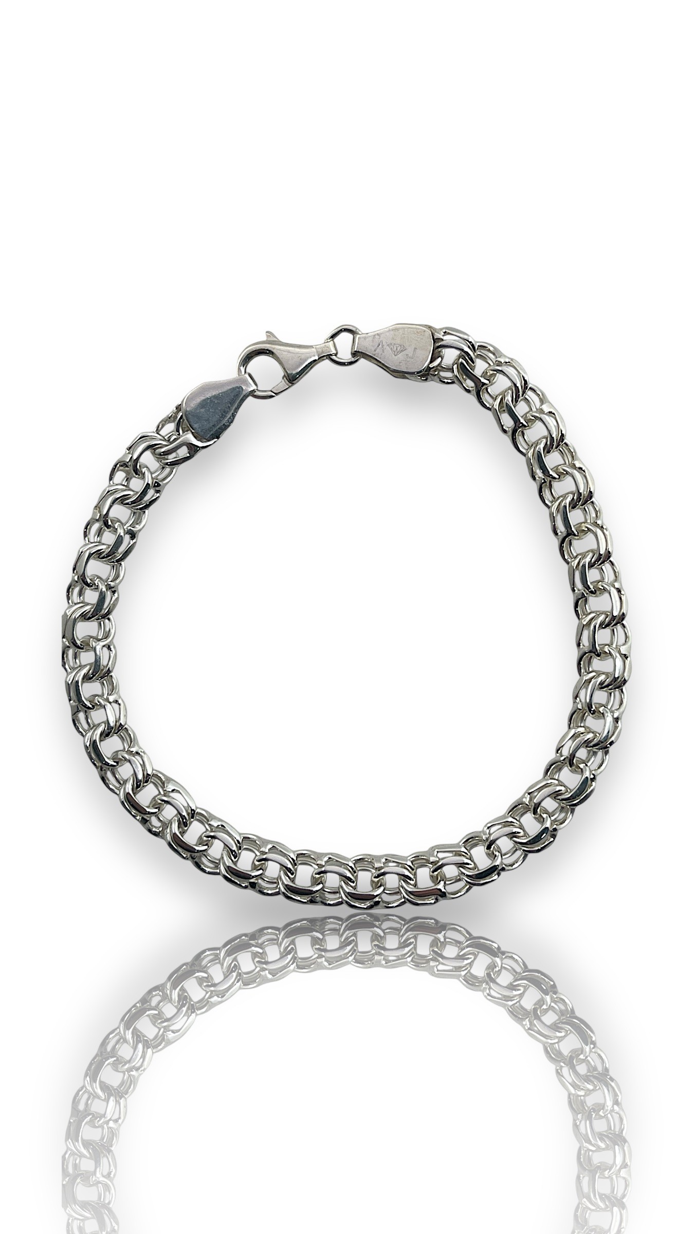 Deze zilveren schakel armband is gemaakt van hoogwaardig zilver en heeft een klassiek en tijdloos ontwerp. De armband heeft een stevige sluiting en voegt een vleugje glamour toe aan elke outfit. Draag hem alleen voor een subtiele look of mix en match met andere armbanden voor een trendy effect. Een must-have voor elke sieradencollectie!