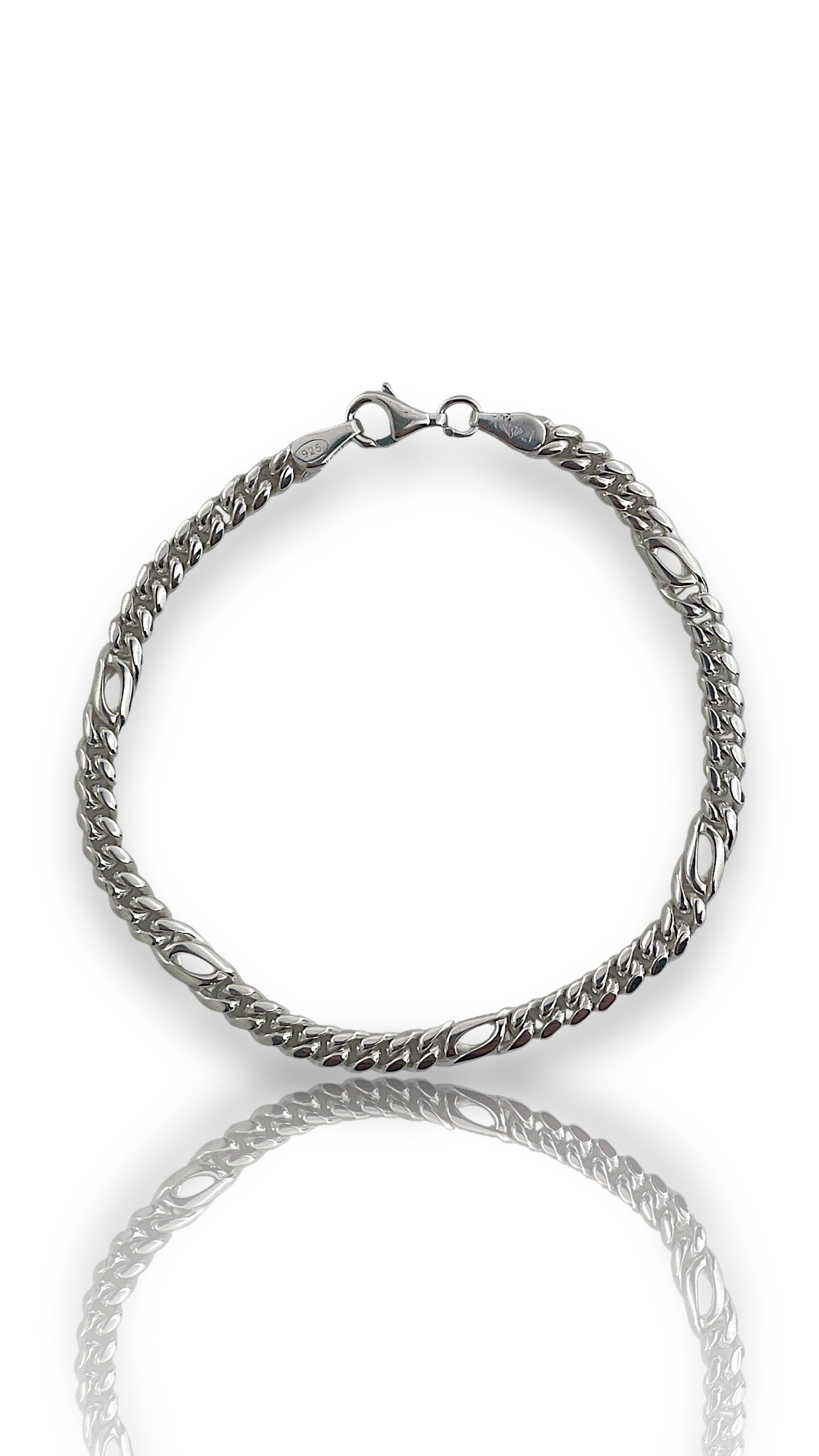 Deze prachtige massief zilveren valkenoog schakel armband is een tijdloos sieraad dat elke outfit compleet maakt. De armband is gemaakt van hoogwaardig zilver en heeft een uniek ontwerp dat direct in het oog springt. Draag hem alleen als statement piece of combineer hem met andere zilveren sieraden voor een gelaagde look. Een must-have voor elke sieradencollectie!