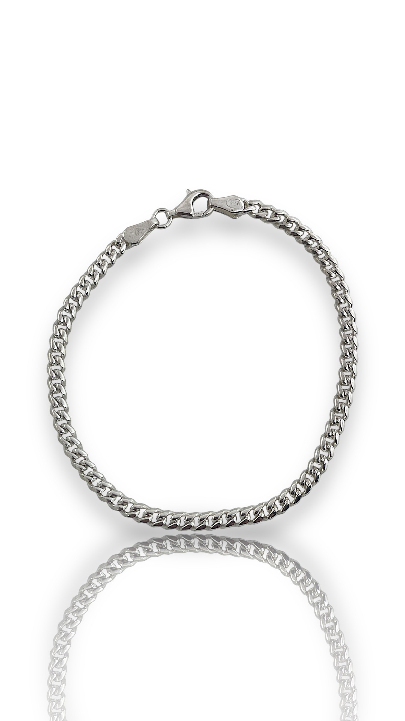 Dit massieve gourmette armband is gemaakt van hoogwaardig materiaal en heeft een opvallend ontwerp. De armband kan zowel casual als chic gedragen worden en past perfect bij elke outfit. De beste manier om het te dragen is om het alleen te dragen voor een subtiele look, of te stapelen met andere armbanden voor een statement effect. Een tijdloos stuk dat een vleugje glamour toevoegt aan elke look!
