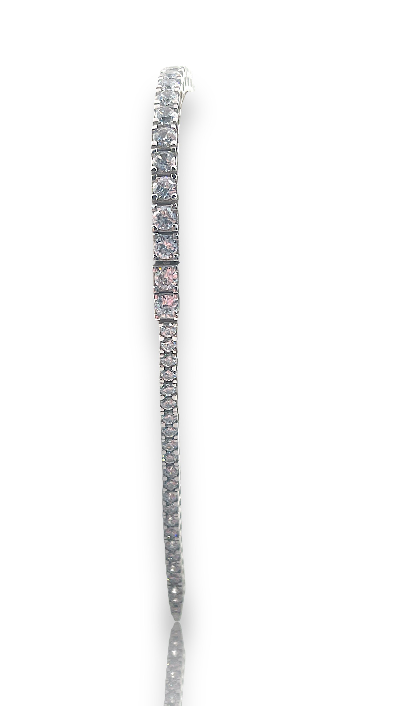 De zilveren tennis armband met zirkonia is een opvallend sieraad dat elke outfit compleet maakt. De armband is gemaakt van hoogwaardig zilver en is bezet met glinsterende zirkonia stenen. Draag deze armband alleen of combineer met andere armbanden voor een stijlvolle look. De armband sluit met een handige karabijnsluiting en is verstelbaar in lengte voor de perfecte pasvorm.