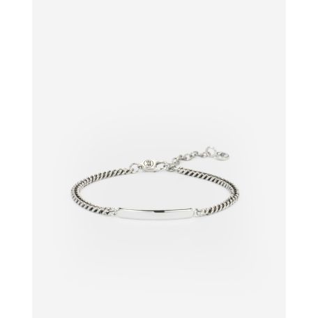 De zilveren naamarmband Buddha to Buddha is handgemaakt en voorzien van een zilver plaatje voor gravure. De armband kan alleen of in combinatie met andere sieraden worden gedragen voor een trendy en persoonlijke uitstraling. Met zijn verstelbare sluiting past hij perfect om elke pols.