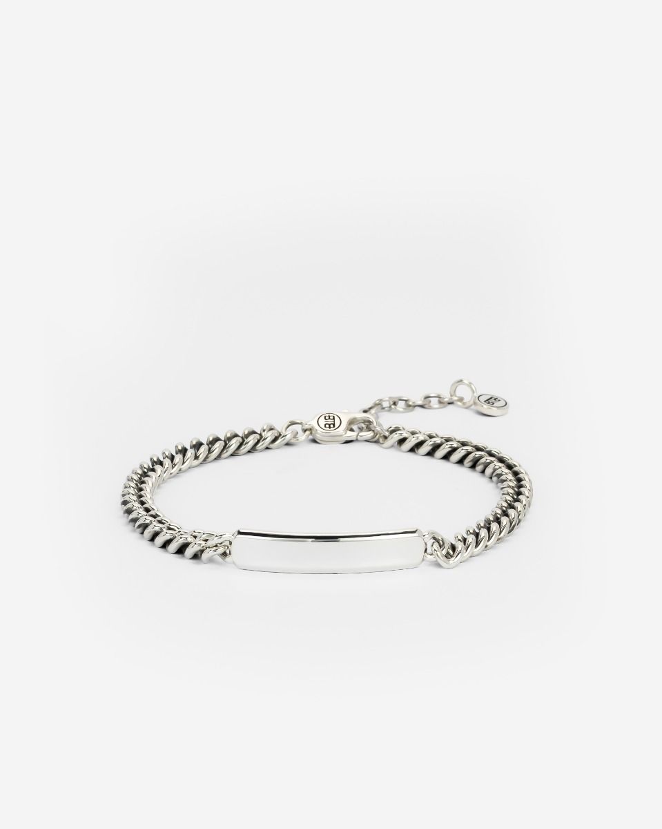 Begin met twinnen en verwen je favoriete persoon en jezelf met een gepersonaliseerde armband! Graveer een persoonlijke boodschap op onze nieuwe Bar Armband om ze altijd te herinneren hoe speciaal ze zijn. De Essential Bar Armband is ontworpen in Amsterdam en ethisch verkregen uit 100% gerecycled zilver in Zuidoost-Azië. Je koopt onze producten niet, je geeft ze cadeau. Aan wie geef jij dit sieraad? Aan jezelf of aan iemand speciaal?