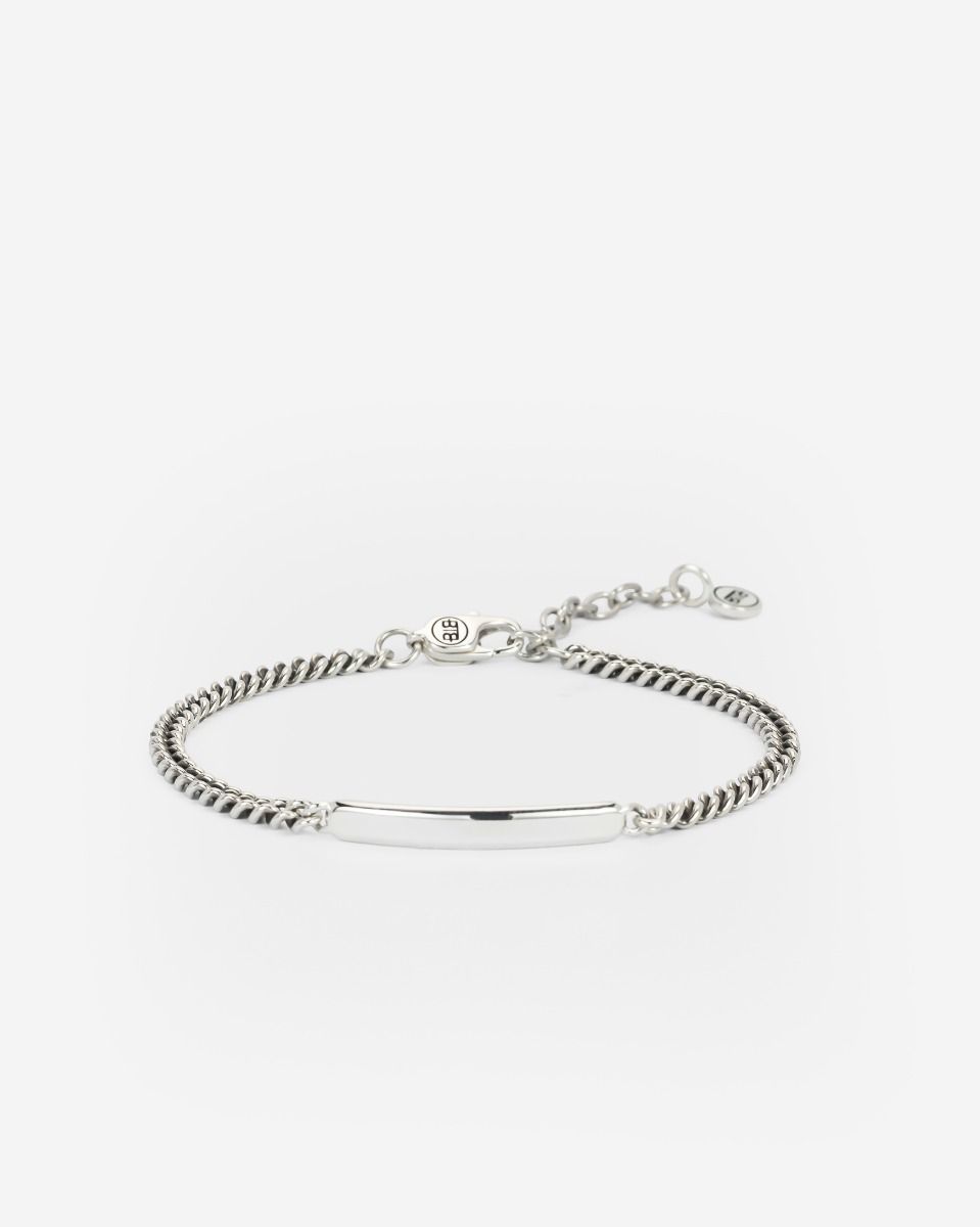 Begin met twinnen en verwen je favoriete persoon en jezelf met een gepersonaliseerde armband! Graveer een persoonlijke boodschap op onze Bar Armband om ze altijd te herinneren hoe speciaal ze zijn. De Essential Mini Bar Armband is ontworpen in Amsterdam en ethisch verkregen uit 100% gerecycled zilver in Zuidoost-Azi&euml;. Je koopt onze producten niet, je geeft ze cadeau. 