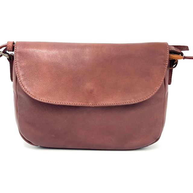Deze prachtige tas in de kleur roest heeft een ruim hoofdvak en diverse kleinere vakken voor al jouw spullen. De tas is gemaakt van hoogwaardig materiaal en is voorzien van een verstelbare schouderband voor optimaal draagcomfort. De beste manier om deze tas te dragen is crossbody, zodat je je handen vrij hebt. Stijlvol en praktisch, perfect voor dagelijks gebruik!

Onder de klep een toprits
tussen vak met rits
twee steekvakken
binnenrits achterzijde

rits aan de achterkant

Afmetingen:
Hoogte 18cm x breed 25cm x diep 6cm