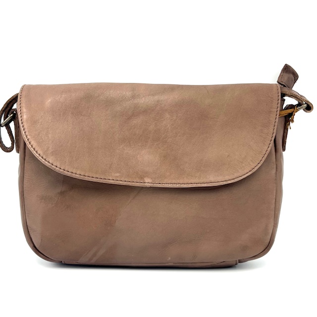 Deze prachtige tas in de kleur Taupe heeft een ruim hoofdvak en diverse kleinere vakken voor al jouw spullen. De tas is gemaakt van hoogwaardig materiaal en is voorzien van een verstelbare schouderband voor optimaal draagcomfort. De beste manier om deze tas te dragen is crossbody, zodat je je handen vrij hebt. Stijlvol en praktisch, perfect voor dagelijks gebruik!

Onder de klep een toprits
tussen vak met rits
twee steekvakken
binnenrits achterzijde

rits aan de achterkant

Afmetingen:
Hoogte 18cm x breed 25cm x diep 6cm