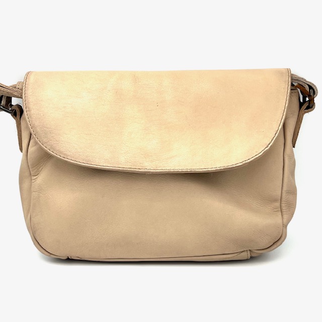 Deze prachtige tas in de kleur beige heeft een ruim hoofdvak en diverse kleinere vakken voor al jouw spullen. De tas is gemaakt van hoogwaardig materiaal en is voorzien van een verstelbare schouderband voor optimaal draagcomfort. De beste manier om deze tas te dragen is crossbody, zodat je je handen vrij hebt. Stijlvol en praktisch, perfect voor dagelijks gebruik!

Onder de klep een toprits
tussen vak met rits
twee steekvakken
binnenrits achterzijde

rits aan de achterkant

Afmetingen:
Hoogte 18cm x breed 25cm x diep 6cm