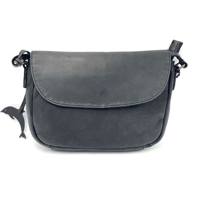 Deze prachtige tas in de kleur Black heeft een ruim hoofdvak en diverse kleinere vakken voor al jouw spullen. De tas is gemaakt van hoogwaardig materiaal en is voorzien van een verstelbare schouderband voor optimaal draagcomfort. De beste manier om deze tas te dragen is crossbody, zodat je je handen vrij hebt. Stijlvol en praktisch, perfect voor dagelijks gebruik!

Onder de klep een toprits
tussen vak met rits
twee steekvakken
binnenrits achterzijde

rits aan de achterkant

Afmetingen:
Hoogte 18cm x breed 25cm x diep 6cm