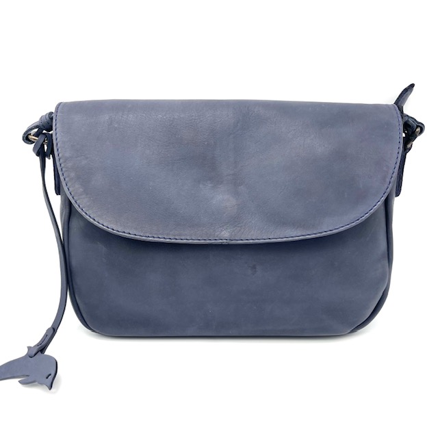 Deze prachtige tas in de kleur Navy heeft een ruim hoofdvak en diverse kleinere vakken voor al jouw spullen. De tas is gemaakt van hoogwaardig materiaal en is voorzien van een verstelbare schouderband voor optimaal draagcomfort. De beste manier om deze tas te dragen is crossbody, zodat je je handen vrij hebt. Stijlvol en praktisch, perfect voor dagelijks gebruik!

Onder de klep een toprits
tussen vak met rits
twee steekvakken
binnenrits achterzijde

rits aan de achterkant

Afmetingen:
Hoogte 18cm x breed 25cm x diep 6cm