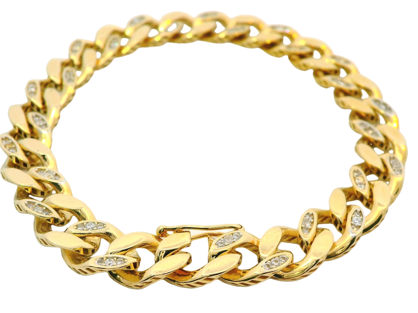 Deze armband van Louis Bros is vervaardigd uit 14 karaat geelgoud (15.50 gr.). 
Deze gourmet armband met zirkonia's is een stijlvolle en veelzijdige accessoire voor zowel mannen als vrouwen. Het luxe 14-karaats geelgoud zorgt voor een warme, tijdloze uitstraling, terwijl de zorgvuldig gezette zirkonia's schitteren en een vleugje glamour toevoegen. Het robuuste gourmet design, met zijn kenmerkende platte, verweven schakels, maakt de armband geschikt voor dagelijks gebruik of speciale gelegenheden. Deze unisex armband combineert elegantie en duurzaamheid, perfect om elke outfit naar een hoger niveau te tillen.