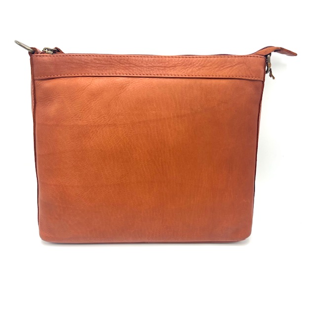 Deze OwnLabel Annika crossbody tas in het donker bruin is voorzien van een verstelbare schouderband en een ruim hoofdcompartiment met toprits. De tas heeft een stoer en minimalistisch design en is gemaakt van hoogwaardig gewassen leder. Draag deze tas zowel casual als chique door hem over je schouder te dragen of crossbody voor een trendy look. Maak je outfit compleet met deze stijlvolle tas.

Achterzijde is voorzien van ritsvak
Tussenvak met rits
twee steekvakken
Ritsvak binnenkant aan de achterzijde
Afmetingen:
Hoogte 24cm x breed 28cm x diep 8cm