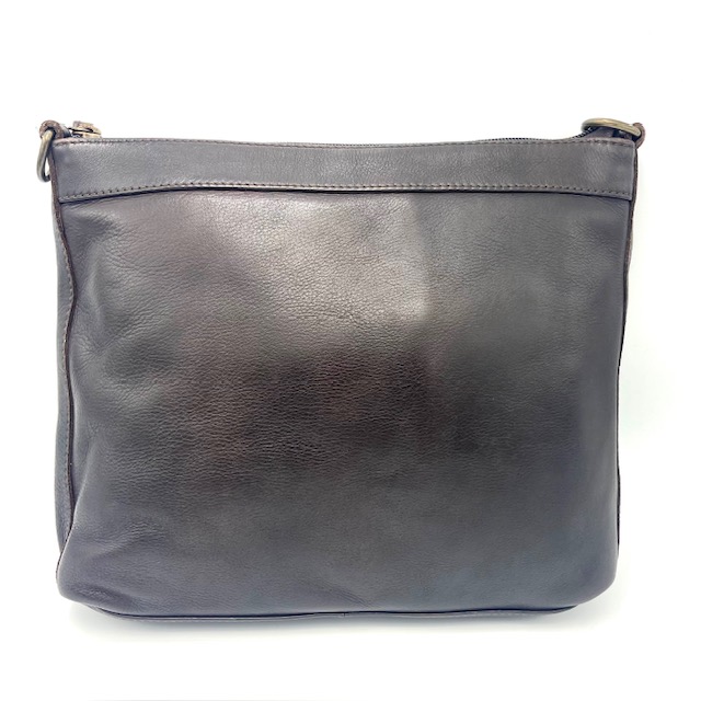 Deze OwnLabel Annika crossbody tas in het donker bruin is voorzien van een verstelbare schouderband en een ruim hoofdcompartiment met toprits. De tas heeft een stoer en minimalistisch design en is gemaakt van hoogwaardig gewassen leder. Draag deze tas zowel casual als chique door hem over je schouder te dragen of crossbody voor een trendy look. Maak je outfit compleet met deze stijlvolle tas.

Achterzijde is voorzien van ritsvak
Tussenvak met rits
twee steekvakken
Ritsvak binnenkant aan de achterzijde

Afmetingen:
Hoogte 24cm x breed 28cm x diep 8cm