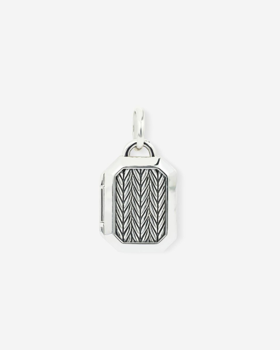 De Barbara Locket is een moderne twist aan een klassiek locket ontwerp. Dit sieraad stelt je in staat om terug te kijken op het verleden en de mooie herinneringen met je mee te dragen, waar de toekomst je ook brengt. Het verborgen compartiment in de locket biedt ruimte waar je een kleine foto of klein object kunt wegstoppen, waardoor je een stukje van je favoriete moment of persoon dicht bij je hart houdt. Markeer je herinnering door gravure toe te voegen aan de achterkant van de locket. De Barbara Locket Ketting is ontworpen in Amsterdam en ethisch verkregen uit 100% gerecycled zilver in Zuidoost-Azië. Wij geloven dat je alle dingen in het leven moet vieren; geloof jij dat ook?