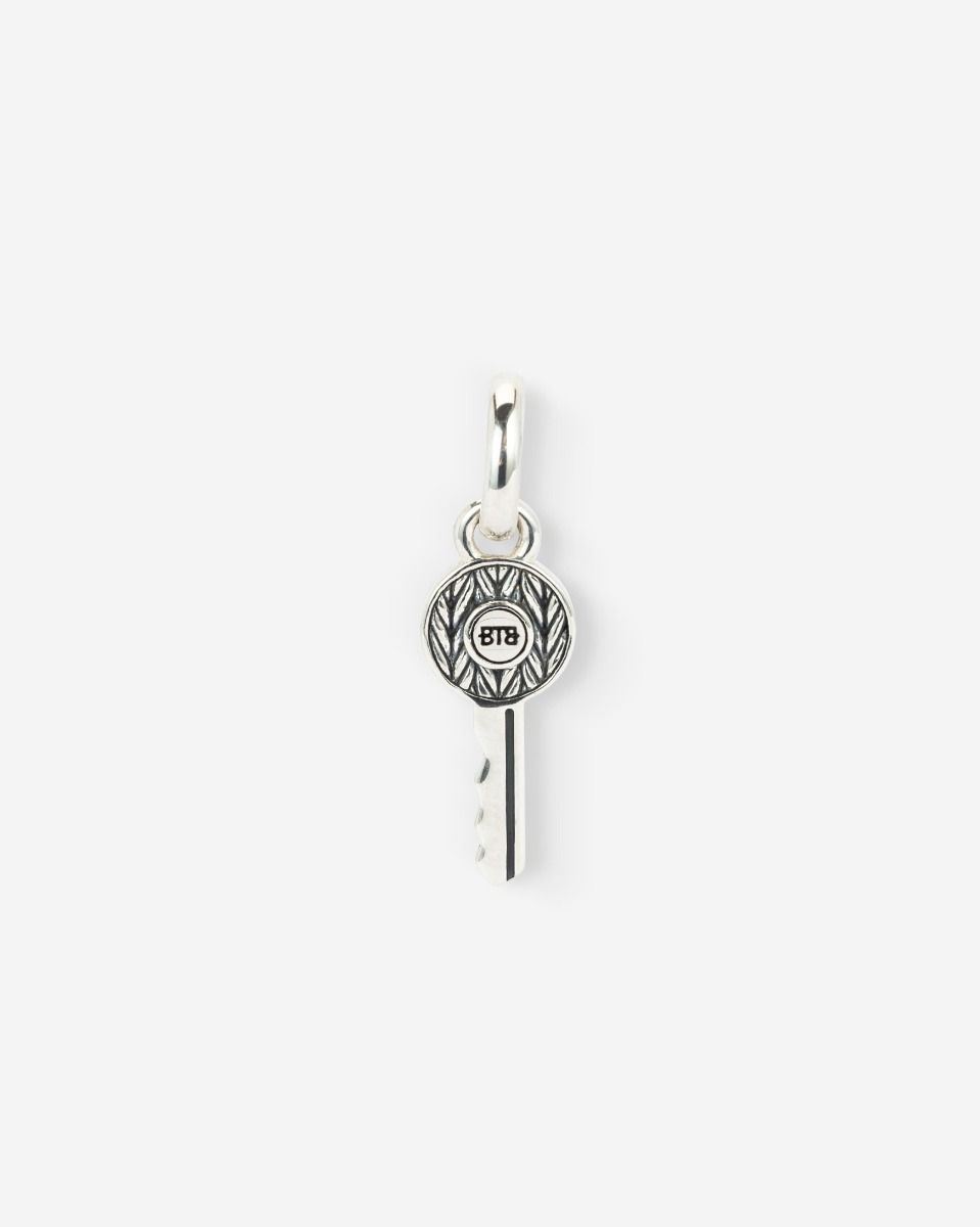 De Sleutel hanger is ontworpen om verbonden te zijn. De sleutel past perfect in onze hangslot hanger, net zoals jouw partner of beste vriend perfect bij jou past. Het mooiste is dat jij en je andere helft voor altijd verbonden blijven, waar je ook gaat! Ontworpen in Amsterdam en ethisch verkregen uit 100% gerecycled zilver en goud in Zuidoost-Azië. Onze nieuwe matching stukken dienen als symbolen van de veerkracht en kracht die naar voren komen bij het navigeren door deze cycli. Vier je volgende hoofdstuk met sieraden die jouw sterke verbinding symboliseren!