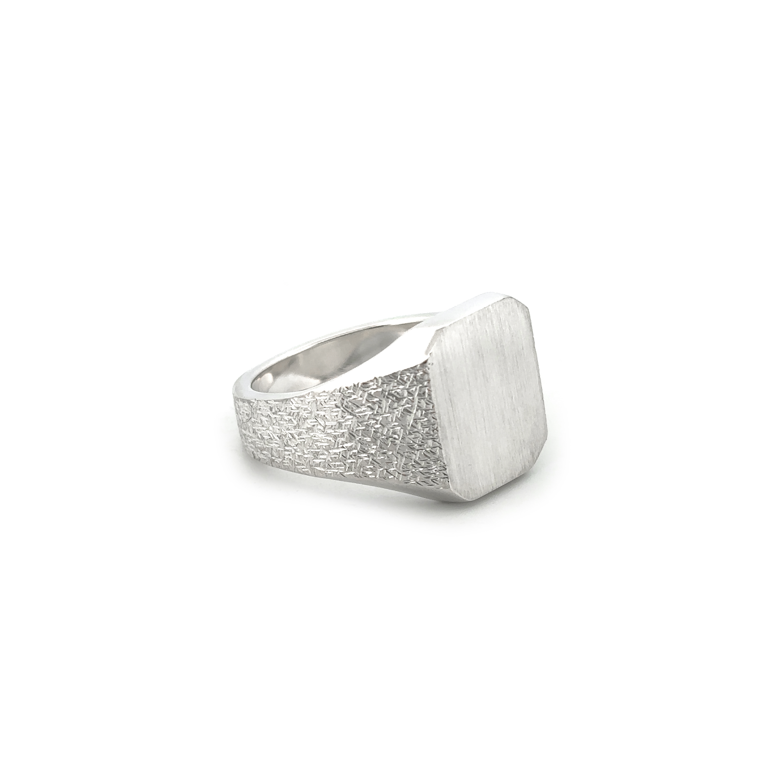 Deze prachtige zilveren zegelring is gemaakt van massief 925 sterling zilver en heeft een uniek ontwerp.
Door de structuur aan de zijkant krijgt de ring een extra stoer uiterlijk. 

Deze ring is te bestellen in maat 63/20.

De ring kan op elke gewenste maat gemaakt worden. Echter na aanpassing van de ringmaat beschouwen we de ring als maatwerk. Mocht je twijfelen over de maat neem dan gerust contact op.   

Maak een afspraak en kom deze ring eens passen! Of bestel haar gelijk, dan sturen we deze mooi verpakt naar je toe.