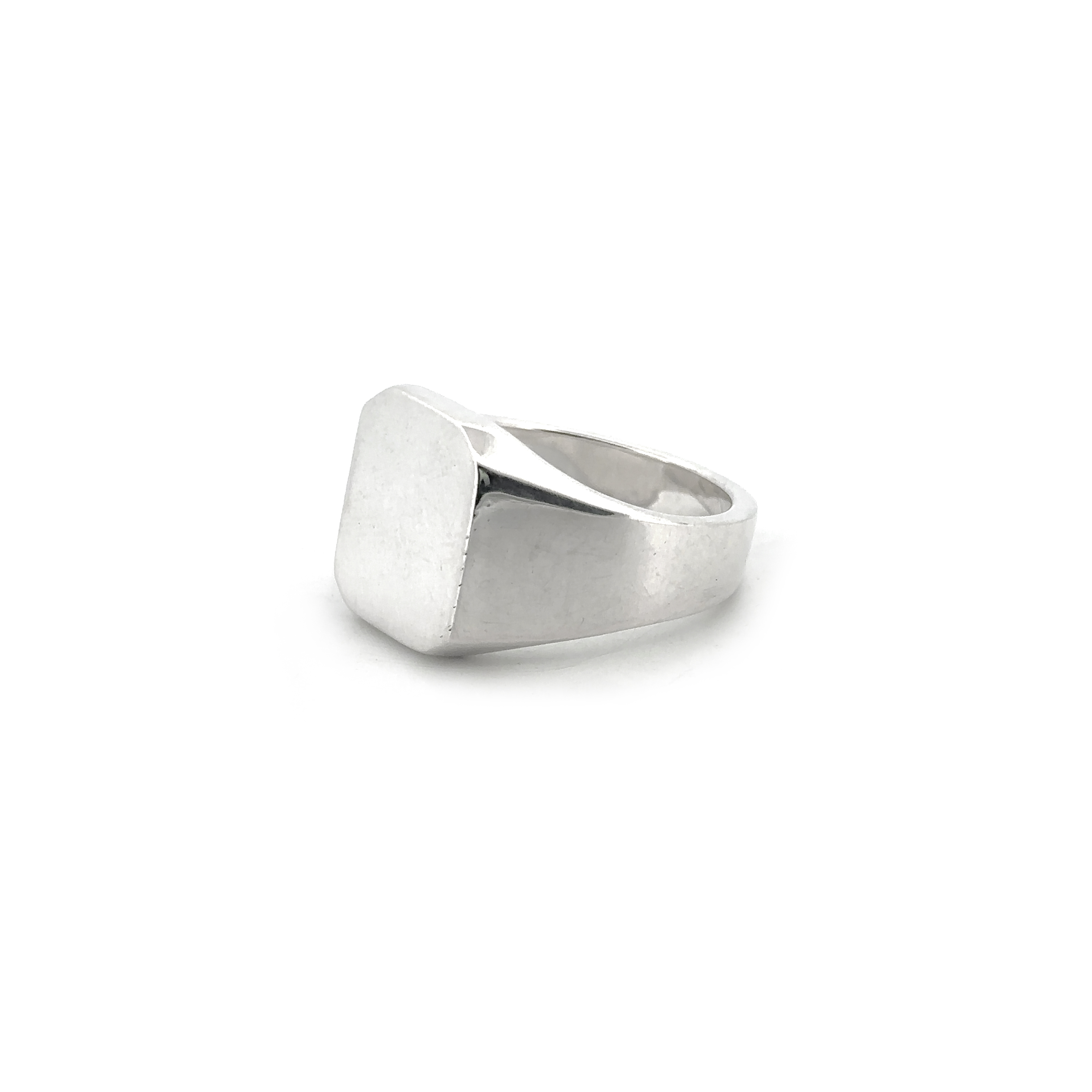 Deze zilveren zegelring is van massief zilver met een glanzende afwerking.  Een tijdloze toevoeging aan je sieradencollectie.

Deze ring is te bestellen in maat 63/20.

De ring kan op elke gewenste maat gemaakt worden. Echter na aanpassing van de ringmaat beschouwen we de ring als maatwerk. Mocht je twijfelen over de maat neem dan gerust contact op. 

Maak een afspraak en kom deze ring eens passen! Of bestel haar gelijk, dan sturen we deze mooi verpakt naar je toe.