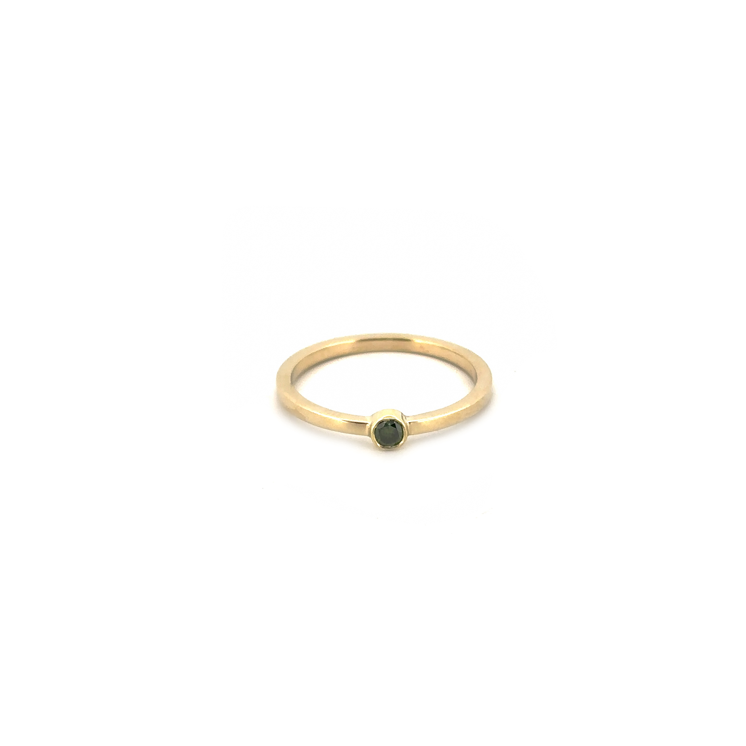 Makkelijk te combineren klassieke ring van 14 karaat goud met een groene diamant. Past bij elke stijl en is mooi bij een andere ring aan te schuiven.

In de ring is een groene diamant van 3mm gezet.

Deze ring is te bestellen in maat 56/18

De ring kan op elke gewenste maat gemaakt worden. Echter na aanpassing van de ringmaat beschouwen we de ring als maatwerk. Mocht je twijfelen over de maat neem dan gerust contact op. 

Maak een afspraak en kom deze sierlijke ring passen! Of bestel ze gelijk, dan sturen we deze mooi verpakt naar je toe.