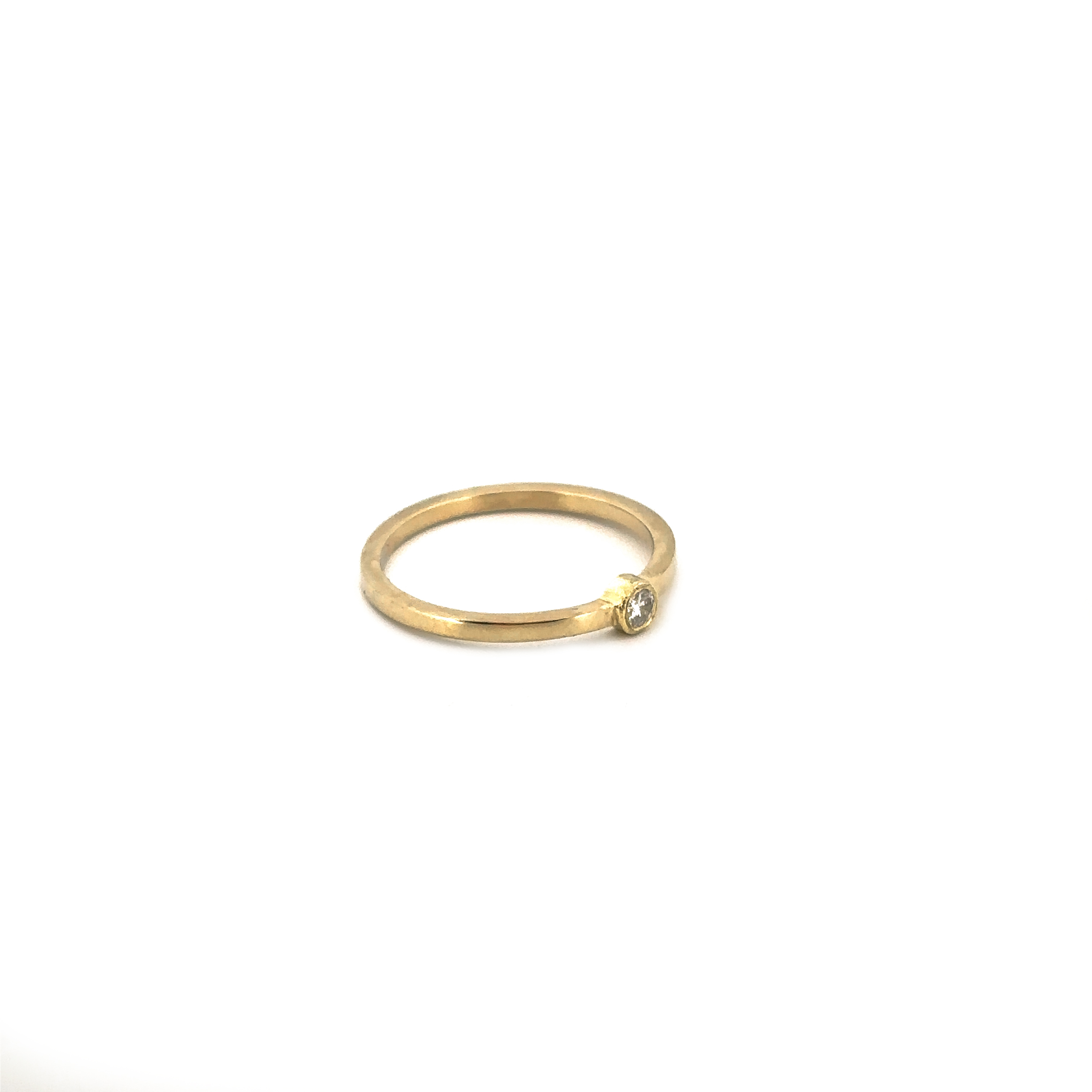 Makkelijk te combineren klassieke ring van 14 karaat geelgoud met een moissaniet van 3mm. Past bij elke stijl en is mooi bij een andere ring aan te schuiven.

Deze ring is te bestellen in maat 56/18

De ring kan op elke gewenste maat gemaakt worden. Echter na aanpassing van de ringmaat beschouwen we de ring als maatwerk. Mocht je twijfelen over de maat neem dan gerust contact op. 

Maak een afspraak en kom deze sierlijke ring passen! Of bestel ze gelijk, dan sturen we deze mooi verpakt naar je toe.