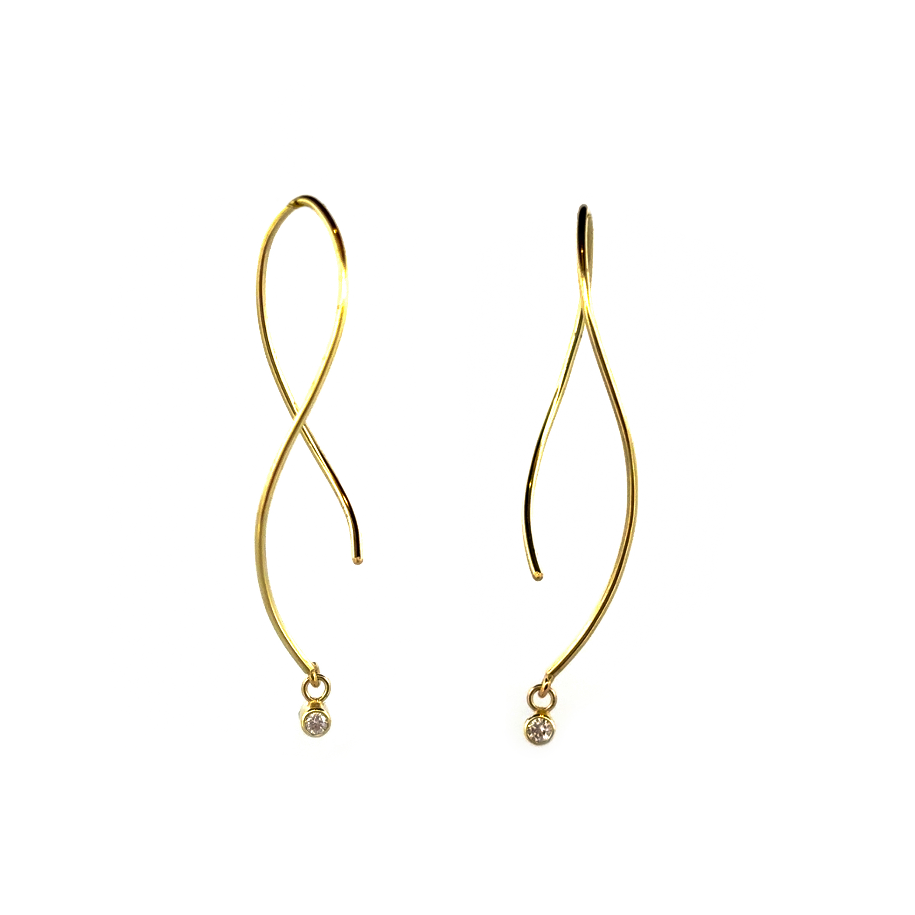 Sierlijke verfijnde draden laten deze ontwerpen voor zichzelf spreken. Met een letterlijke twist zijn deze sieraden goed draagbaar en makkelijk te combineren. Een energieke wikkel van sierlijkheid die jou laat stralen. Elk sieraad wordt met de hand gemaakt in ons eigen atelier en ontstaat spontaan op gevoel. Jouw Twist is dus altijd uniek.

Maak een afspraak en kom deze sierlijke oorhangers passen! Of bestel ze gelijk, dan sturen we deze mooi verpakt naar je toe.