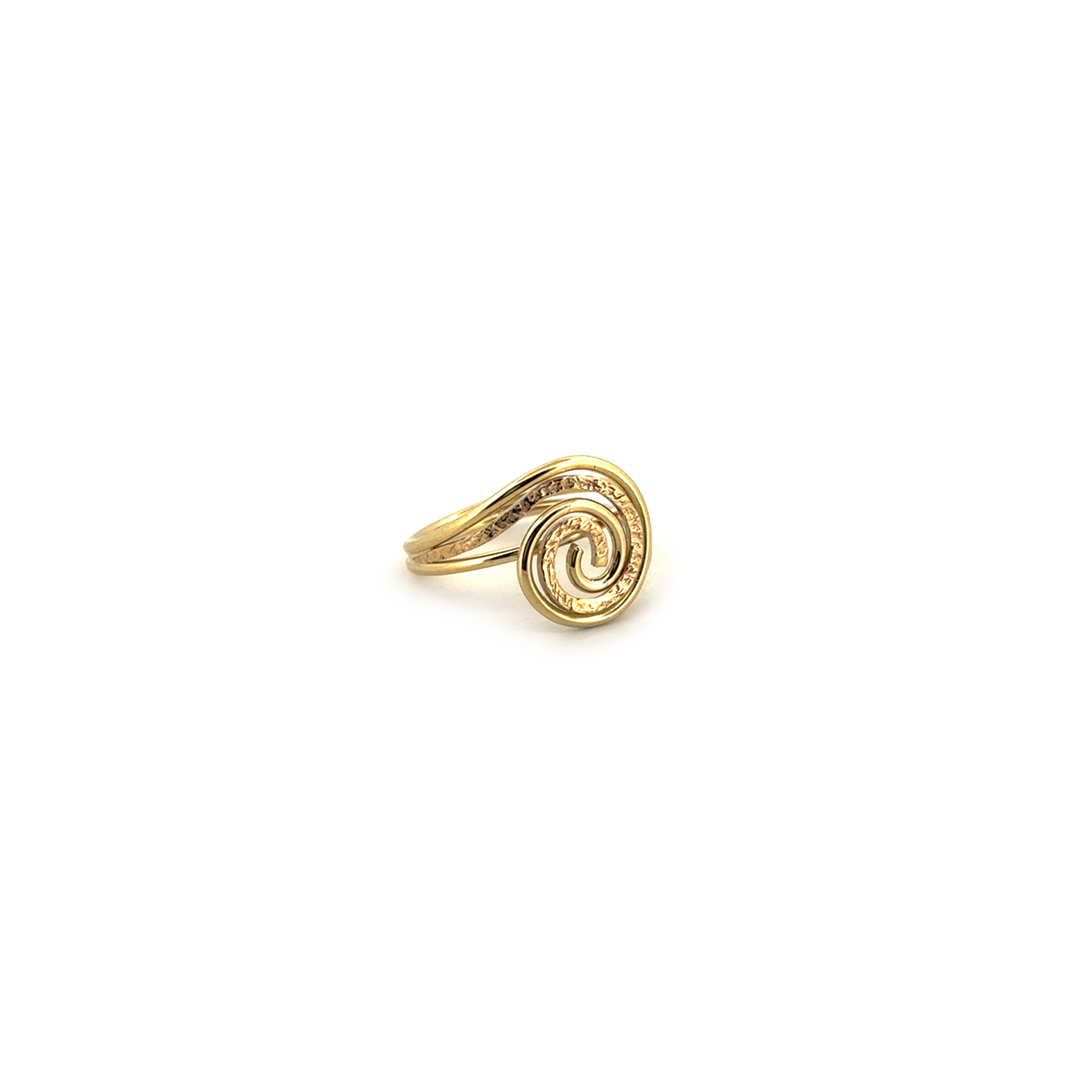 De ring Connect bestaat uit 2 gouden draden die worden verbonden door een brede ruw bewerkte baan. Het symboliseert de levensloop van twee mensen die samen komen en een verbintenis aangaan.

De ring kan op elke gewenste maat gemaakt worden. Echter na aanpassing van de ringmaat beschouwen we de ring als maatwerk. Mocht je twijfelen over de maat neem dan gerust contact op.   

Maak een afspraak en kom deze sierlijke ring eens passen! Of bestel haar gelijk, dan sturen we deze mooi verpakt naar je toe.
