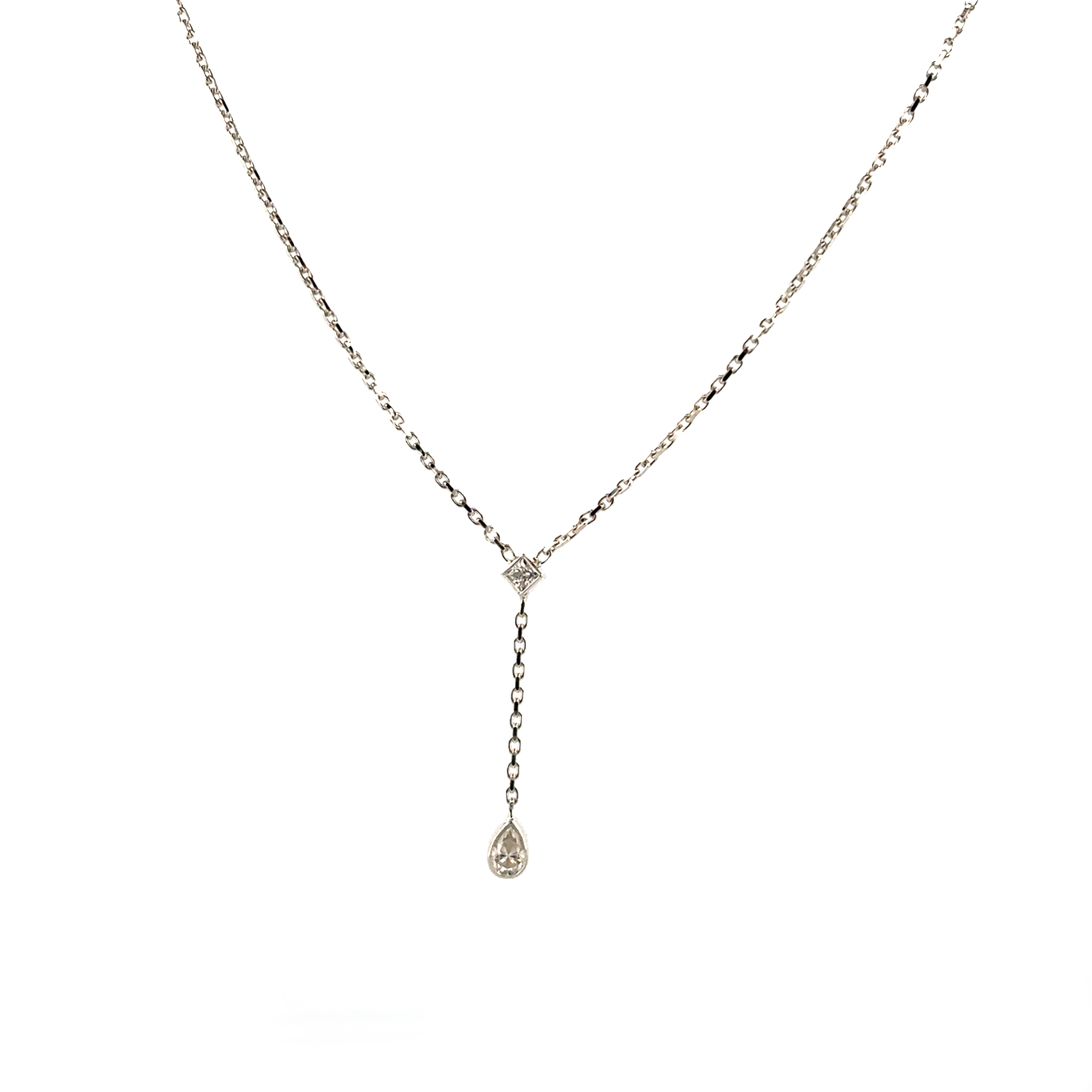 Elegant en stijlvol Y-collier met vierkante en peervormige moissaniet.

Maak een afspraak en kom dit collier passen! Of bestel haar gelijk, dan sturen we deze mooi verpakt naar je toe.