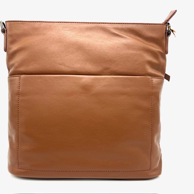 Deze OwnLabel Olivia crossbody tas in het zwart is voorzien van een verstelbare schouderband, een hoofdvak met ritssluiting en een extra vak aan de voorkant voor extra opbergruimte. De tas is gemaakt van hoogwaardig materiaal en heeft een compact formaat dat perfect is voor dagelijks gebruik. Draag de tas gekruist over je lichaam voor een trendy en handsfree look.
Tevens is aan de achterzijde een rits vak. Onder de toprits zit een tussevka met rits, achter rits en twee steekvakken.
Afmetingen:
Hoogte 30cm x breed 30cm x diep 11cm