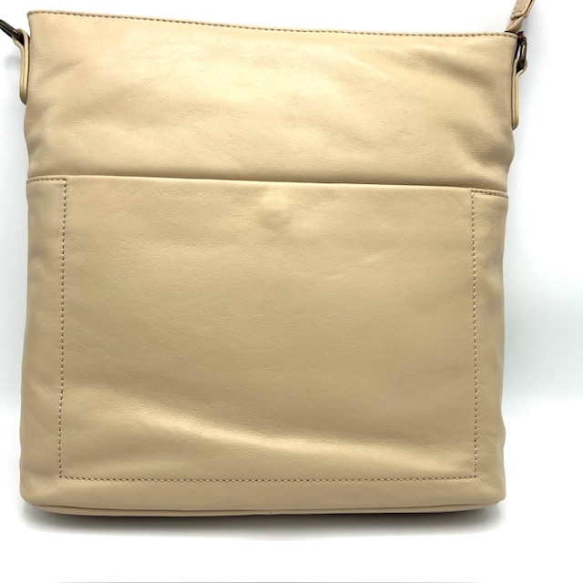 Deze OwnLabel Olivia crossbody tas in het zwart is voorzien van een verstelbare schouderband, een hoofdvak met ritssluiting en een extra vak aan de voorkant voor extra opbergruimte. De tas is gemaakt van hoogwaardig materiaal en heeft een compact formaat dat perfect is voor dagelijks gebruik. Draag de tas gekruist over je lichaam voor een trendy en handsfree look.
Tevens is aan de achterzijde een rits vak. Onder de toprits zit een tussevka met rits, achter rits en twee steekvakken.
Afmetingen:
Hoogte 30cm x breed 30cm x diep 11cm