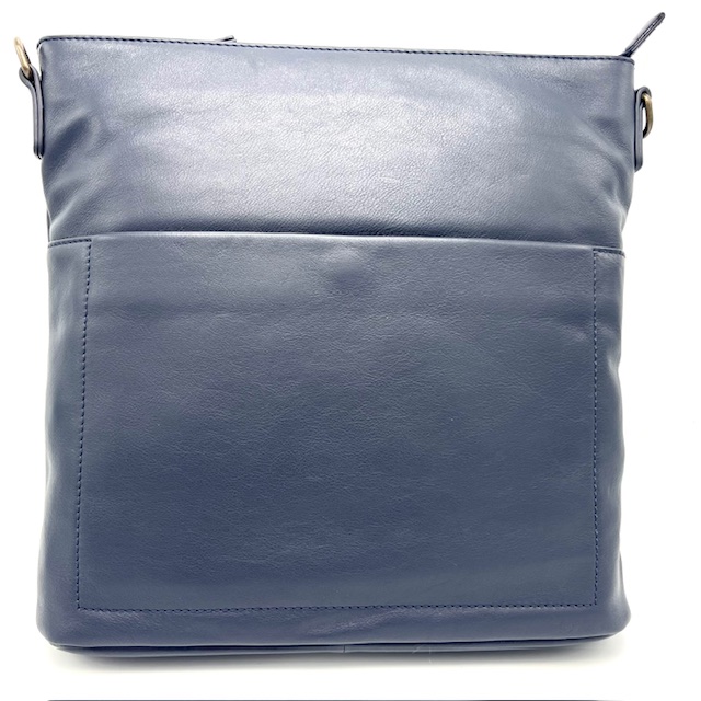 Deze OwnLabel Olivia crossbody tas in het zwart is voorzien van een verstelbare schouderband, een hoofdvak met ritssluiting en een extra vak aan de voorkant voor extra opbergruimte. De tas is gemaakt van hoogwaardig materiaal en heeft een compact formaat dat perfect is voor dagelijks gebruik. Draag de tas gekruist over je lichaam voor een trendy en handsfree look.
Tevens is aan de achterzijde een rits vak. Onder de toprits zit een tussevka met rits, achter rits en twee steekvakken.

Afmetingen:
Hoogte 30cm x breed 30cm x diep 11cm