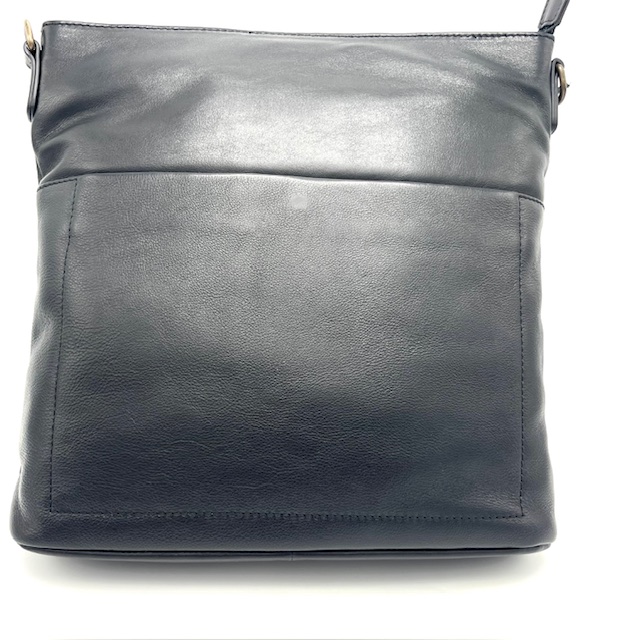 Deze OwnLabel Olivia crossbody tas in het zwart is voorzien van een verstelbare schouderband, een hoofdvak met ritssluiting en een extra vak aan de voorkant voor extra opbergruimte. De tas is gemaakt van hoogwaardig materiaal en heeft een compact formaat dat perfect is voor dagelijks gebruik. Draag de tas gekruist over je lichaam voor een trendy en handsfree look.
Tevens is aan de achterzijde een rits vak. Onder de toprits zit een tussevka met rits, achter rits en twee steekvakken.
Afmetingen:
Hoogte 30cm x breed 30cm x diep 11cm