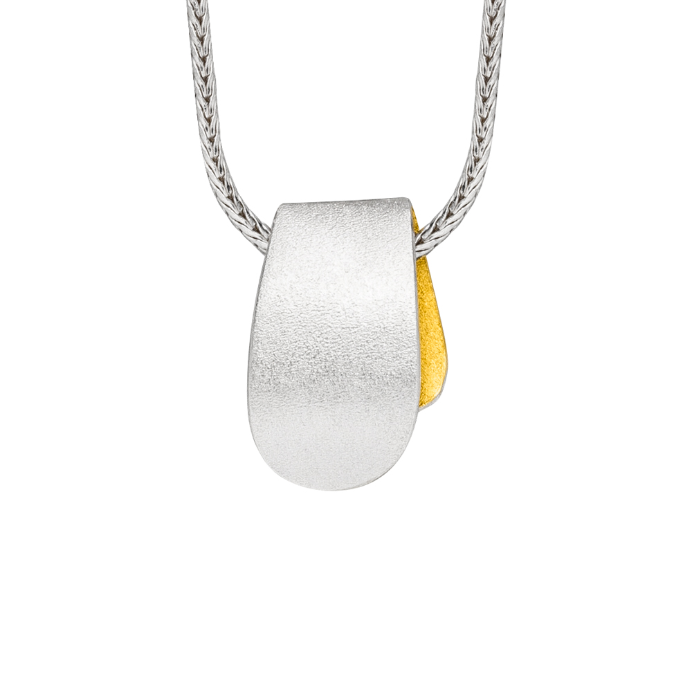 Manu Schmuck zilveren collier met hanger met 22kt. goud.