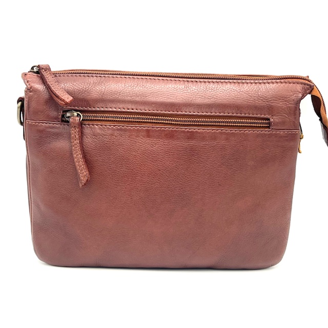Deze OwnLabel Maggi crossbody tas heeft 3 vakken en is uitgevoerd in een mooie roestkleur. De tas is voorzien van verstelbare bandjes en heeft een handige ritssluiting. Draag de tas over je schouder voor een trendy en praktische look. Perfect voor dagelijks gebruik en om al je essentials gemakkelijk bij de hand te hebben. Maak je outfit compleet met deze stijlvolle tas!

Afmetingen:
Hoogte 20cm x breed 25cm x diep 5cm