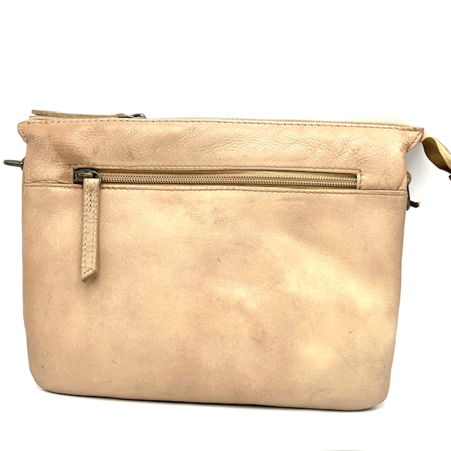 Deze OwnLabel Maggi crossbody tas heeft 3 vakken en is uitgevoerd in een mooie beige kleur. De tas is voorzien van verstelbare bandjes en heeft een handige ritssluiting. Draag de tas over je schouder voor een trendy en praktische look. Perfect voor dagelijks gebruik en om al je essentials gemakkelijk bij de hand te hebben. Maak je outfit compleet met deze stijlvolle tas!

Afmetingen:
Hoogte 20cm x breed 25cm x diep 5cm