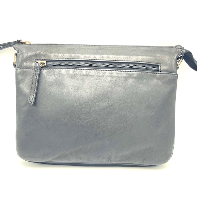Deze OwnLabel Maggi crossbody tas heeft 3 vakken en is uitgevoerd in een mooie zwarte kleur. De tas is voorzien van een verstelbare schouderriem en heeft een handige ritssluiting. Draag de tas over je schouder voor een trendy en praktische look. Perfect voor dagelijks gebruik en om al je essentials gemakkelijk bij de hand te hebben. Maak je outfit compleet met deze stijlvolle tas!

Afmetingen:
Hoogte 20cm x breed 25cm x diep 5cm