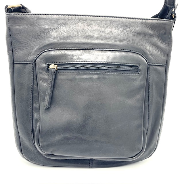 De Maja crossbody zwart is gemaakt van stevig en duurzaam leer met een minimalistisch ontwerp. Het heeft een ruim hoofdvak en een verstelbare schouderriem voor comfortabel dragen. Draag het over je schouder of diagonaal als crossbody tas voor een trendy look. Ideaal voor dagelijks gebruik of een avondje uit. Stijlvol en praktisch, deze tas is een must-have accessoire voor elke outfit.

voorvak
achtervak

Binnen:
Tussenvak,
Achterrits
Steekvak

Afmetingen:
Hoogte 25cm x breed 26cm x diep 5cm