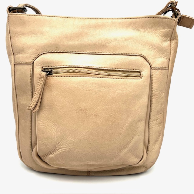 De Maja crossbody zwart is gemaakt van stevig en duurzaam leer met een minimalistisch ontwerp. Het heeft een ruim hoofdvak en een verstelbare schouderriem voor comfortabel dragen. Draag het over je schouder of diagonaal als crossbody tas voor een trendy look. Ideaal voor dagelijks gebruik of een avondje uit. Stijlvol en praktisch, deze tas is een must-have accessoire voor elke outfit.

voorvak
achtervak

Binnen:
Tussenvak,
Achterrits
Steekvak

Afmetingen:
Hoogte 25cm x breed 26cm x diep 5cm